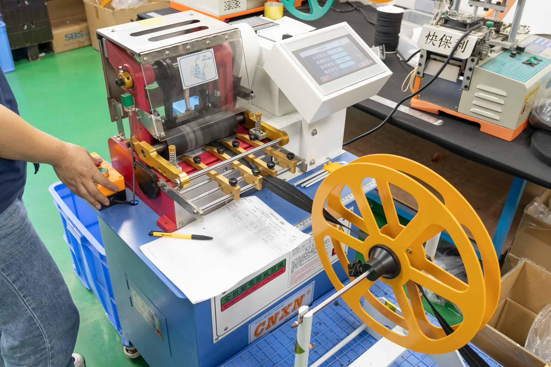 これはファスナーをカットする装置