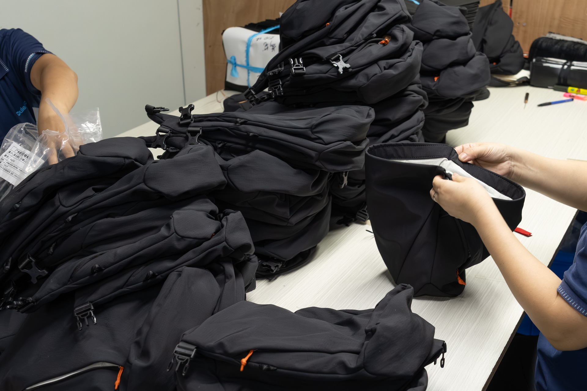 完成した製品は1つ1つ検査される