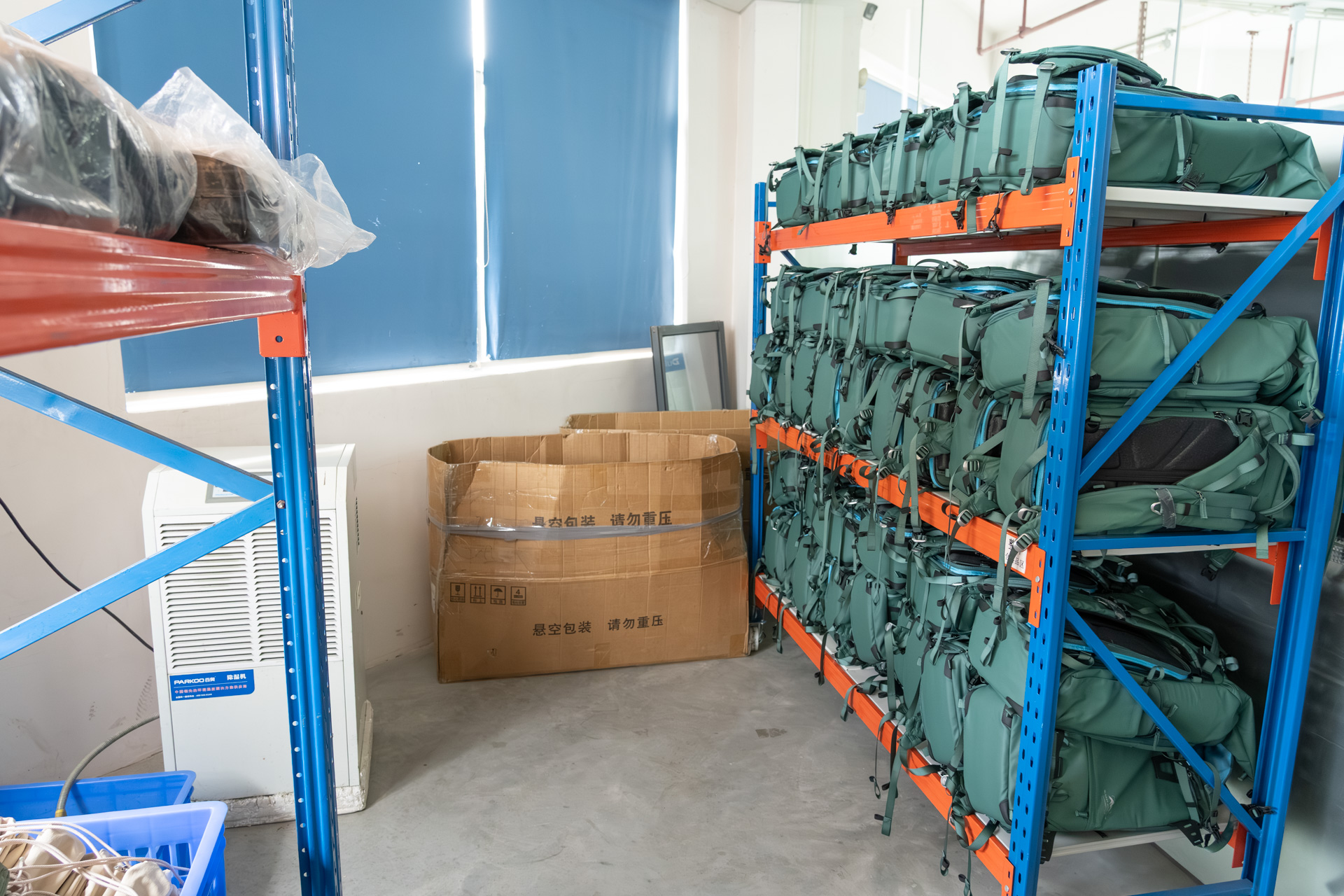 次いで除湿機のある部屋に置いて乾燥作業が行われる