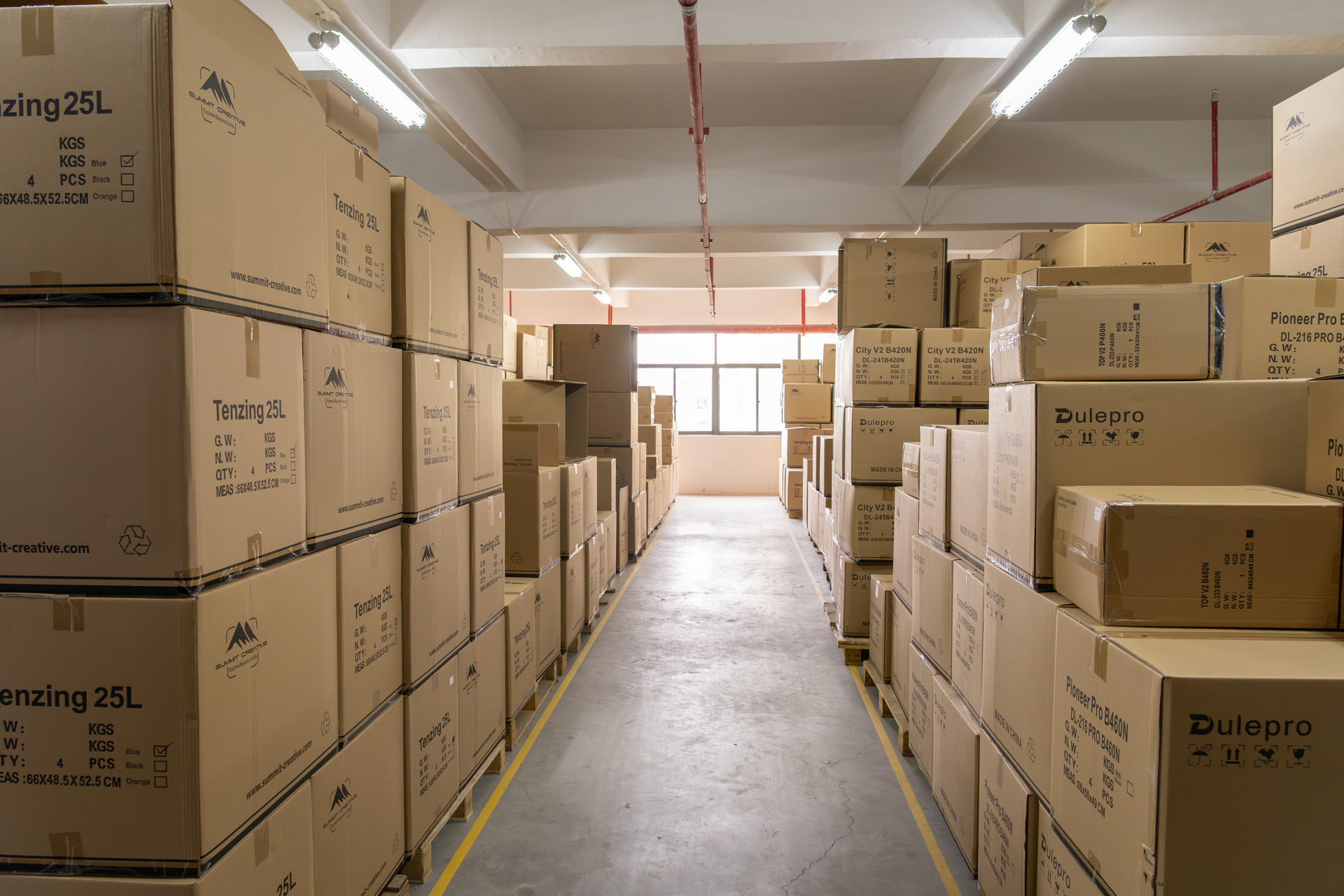 倉庫で出荷を待つ完成品