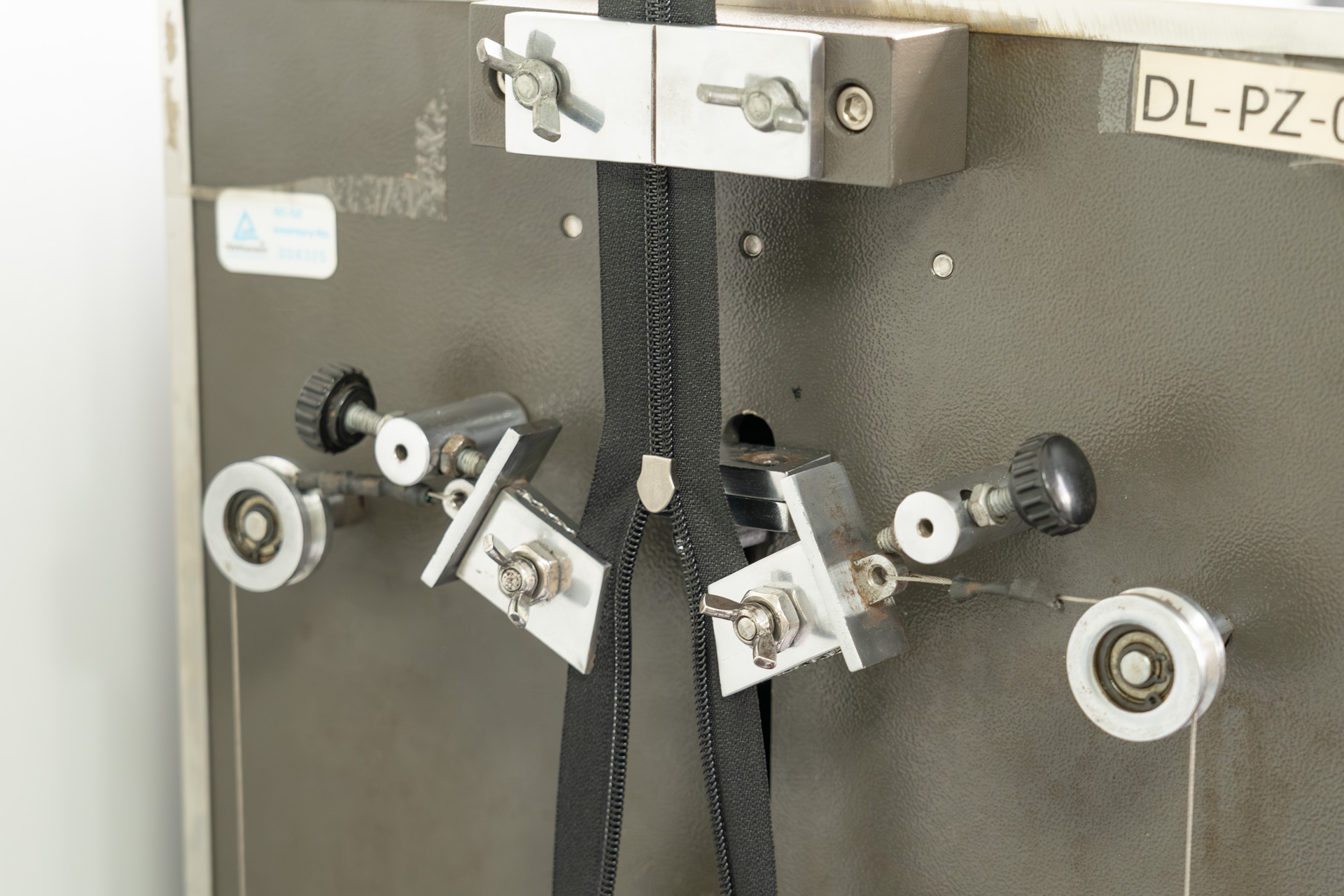 両側にテンションをかけながら装置を動かす