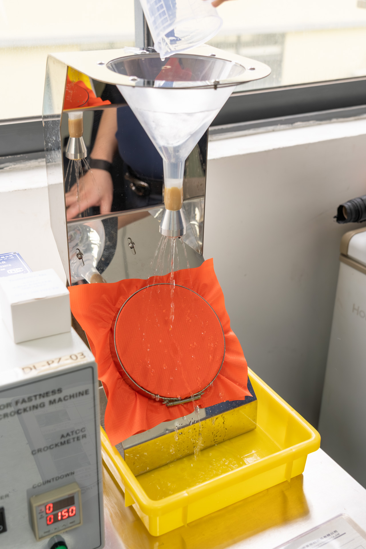 生地の防水テスト。大雨に相当する水量を掛けるという