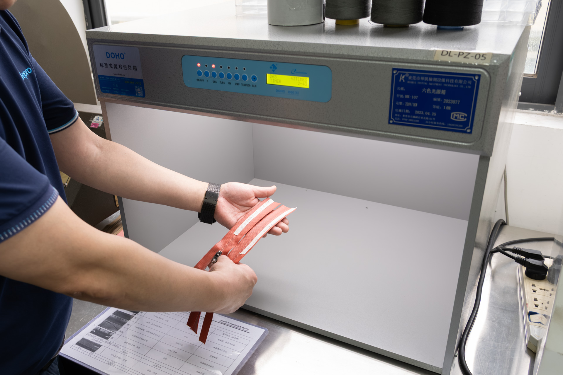 サンプルの正確な色をチェックするための光源を備えた装置もあった