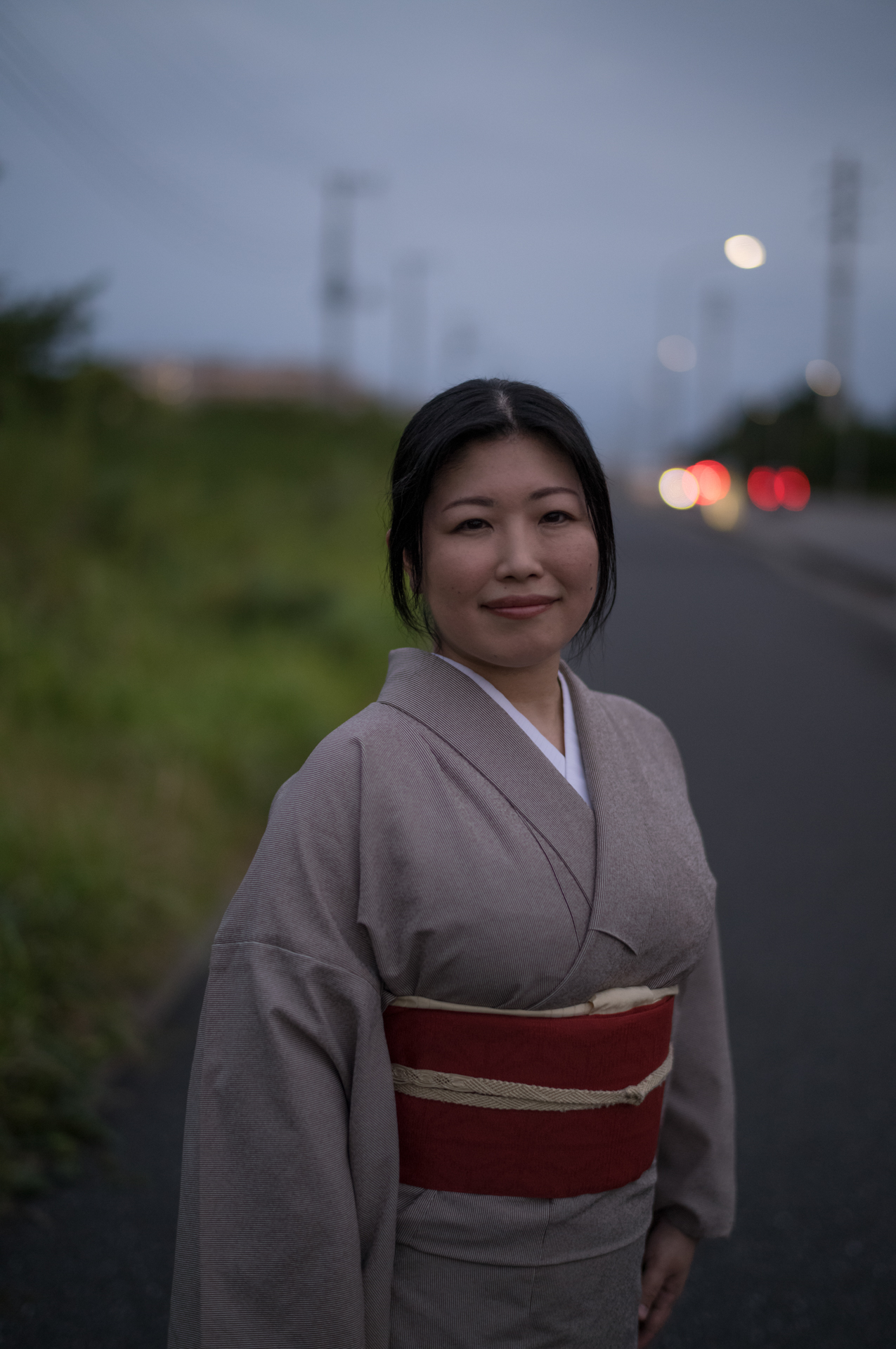 EVF機で撮影する醍醐味の1つに、絞りを開けて撮るポートレートがある。かなり暗くなってきた夕暮れ時、フォーカスを合わせる際にはフォーカスピーキングの赤色が助けになった<br><span class="fnt-85">ライカM EV1／ライカ ズミルックスM f1.4/50mm ASPH.／50mm／絞り優先AE（F1.7、1/320秒、－1.7EV）／ISO 800／WB：オート</span>