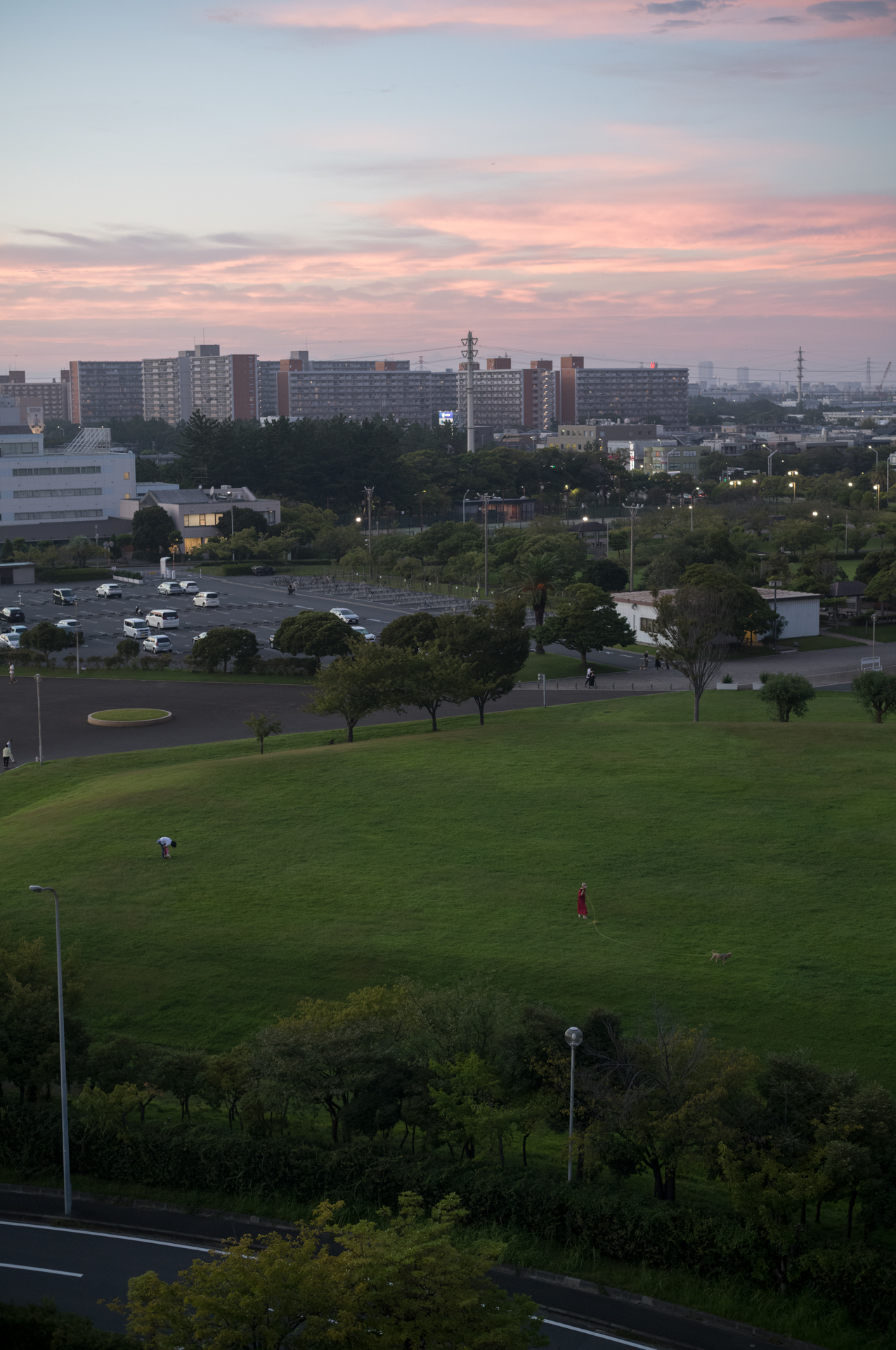 集合住宅の自宅玄関を出た廊下から撮影。今回掲載した写真はすべて近所で撮ったものだが、インティメートな（親近感のある）表現に、小型なライカM EV1は適している<br><span class="fnt-85">ライカM EV1／ライカ ズミルックスM f1.4/50mm ASPH.／50mm／絞り優先AE（F3.4、1/250秒、±0EV）／ISO 800／WB：オート</span>