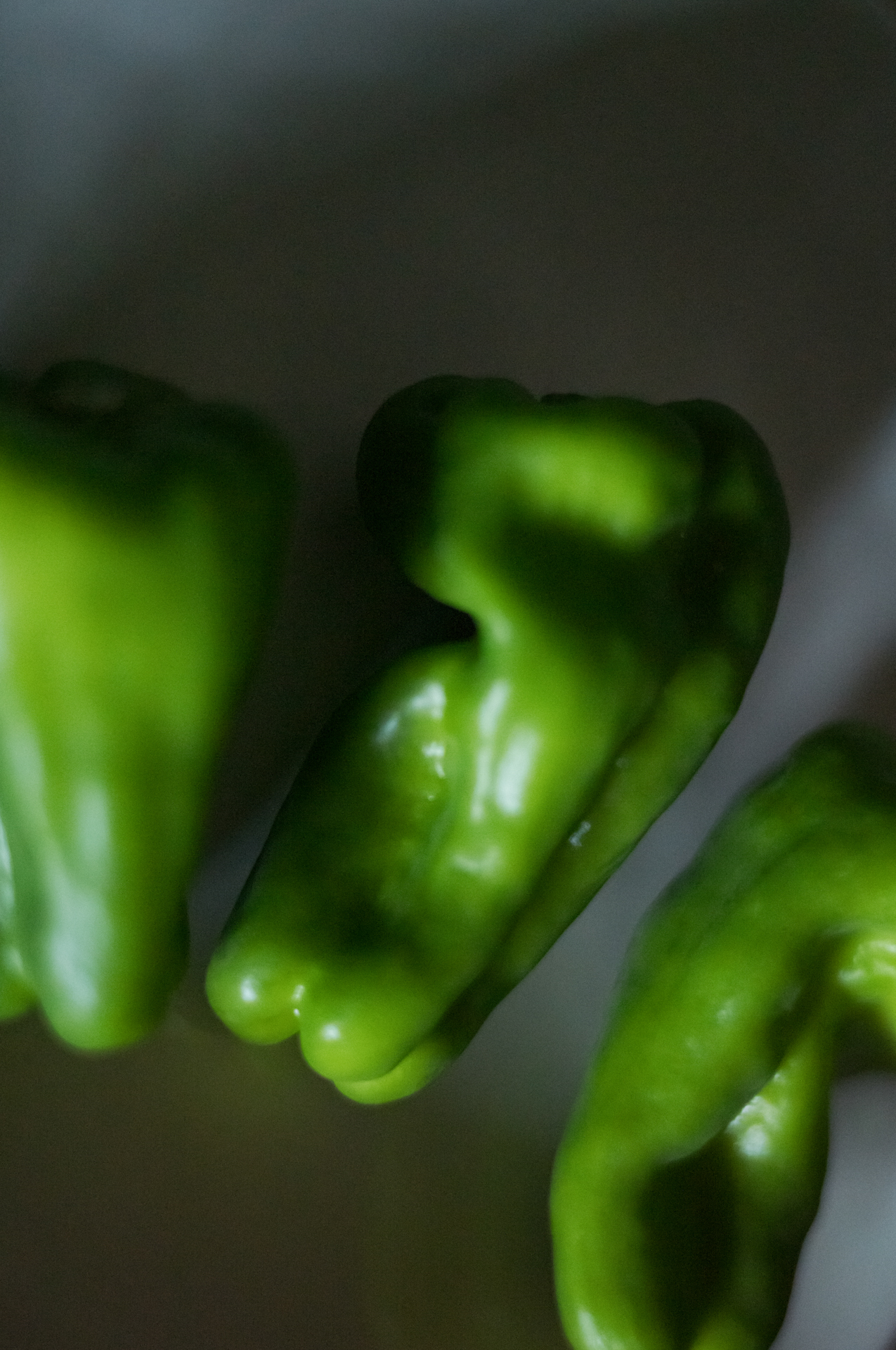 感度をISO 16000まで上げて、大判カメラを愛用した写真家、エドワード・ウェストンをほんの少しだけ思い出しながらキッチンでピーマンを撮る。粒子は目立ってくるが、そのありさまはとても自然だ<br><span class="fnt-85">ライカM EV1／ライカ ズミルックスMf1.4/50mm ASPH.／50mm／絞り優先AE（F2、1/3,000秒、±0EV）／ISO 16000／WB：オート</span>