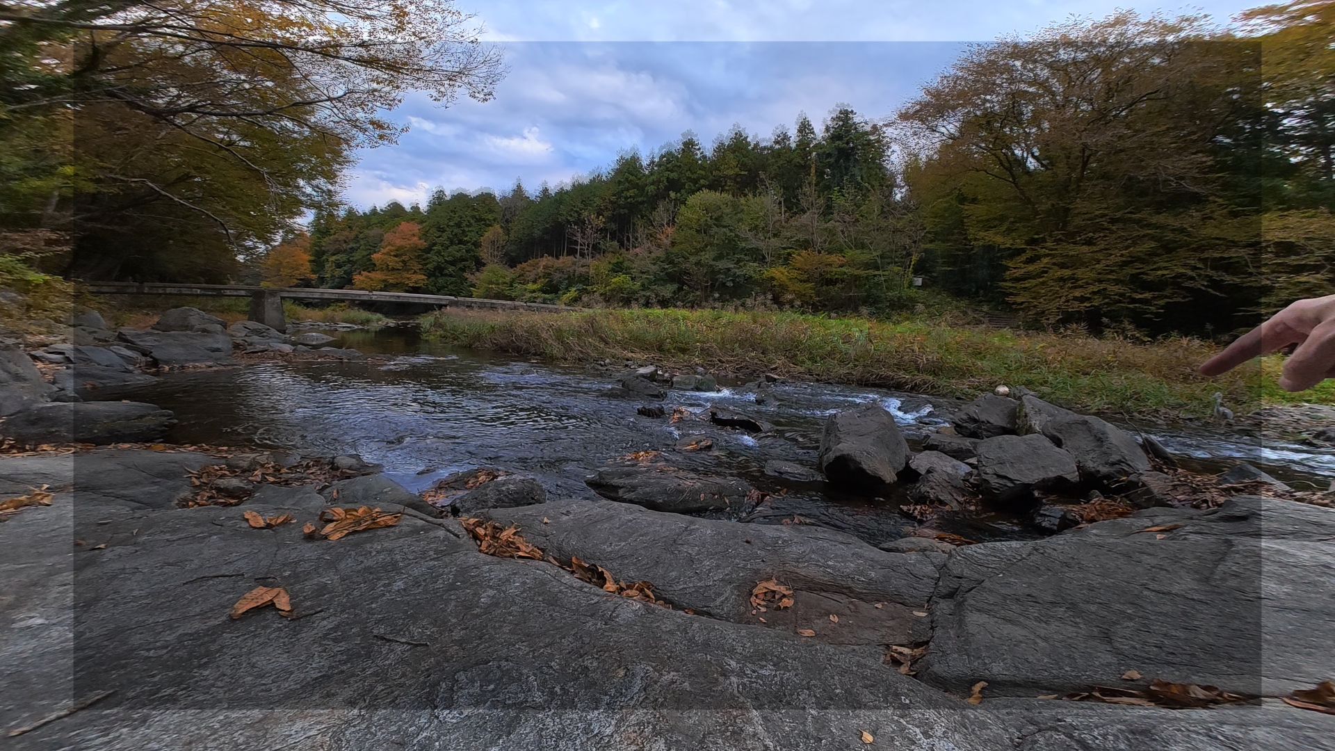 内側の暗い部分が手ブレ補正オフのノーマルレンズで1番広い画角