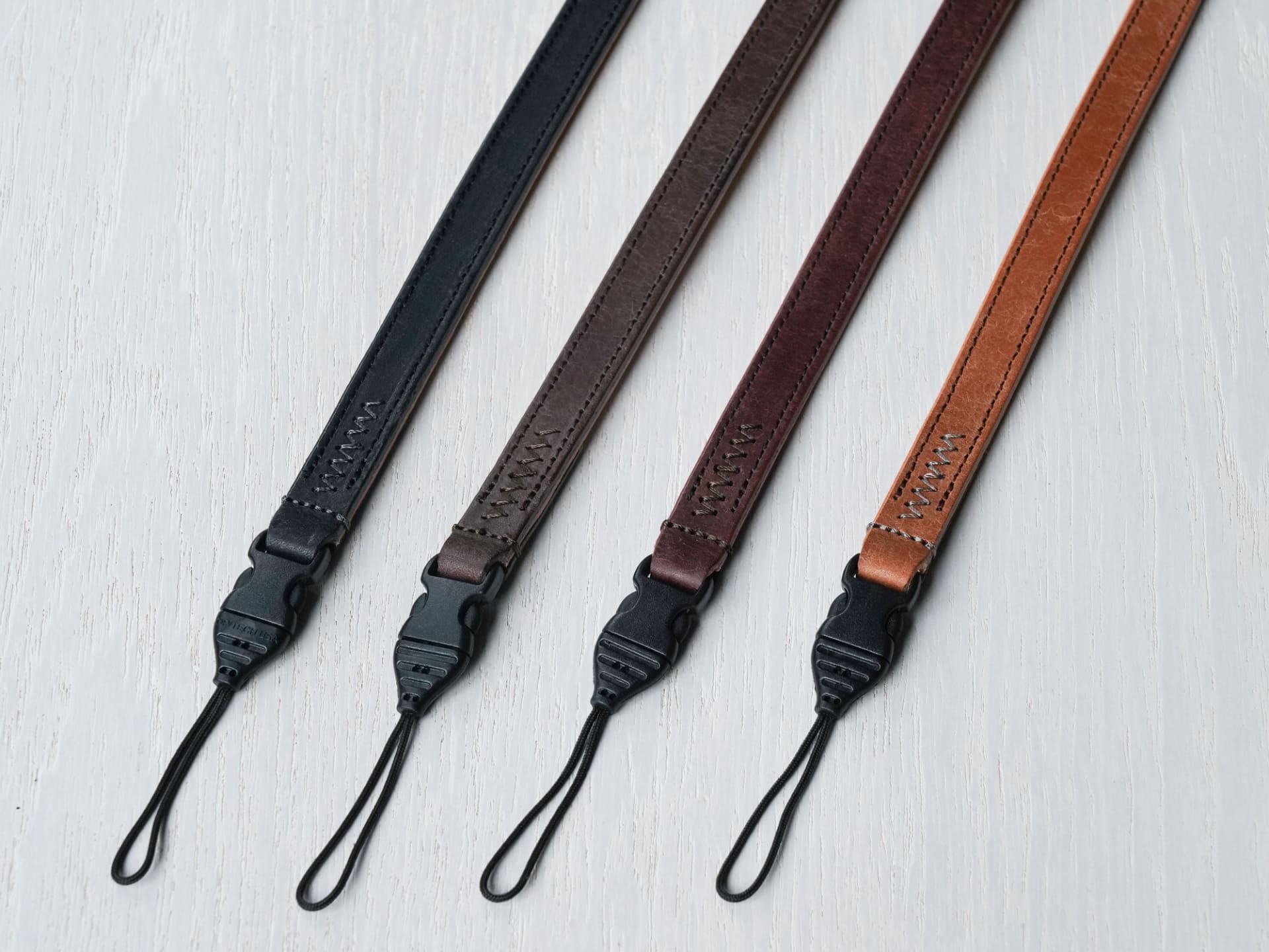 表地、左からオールブラック、ブラック、カスターニョ、ブラウン