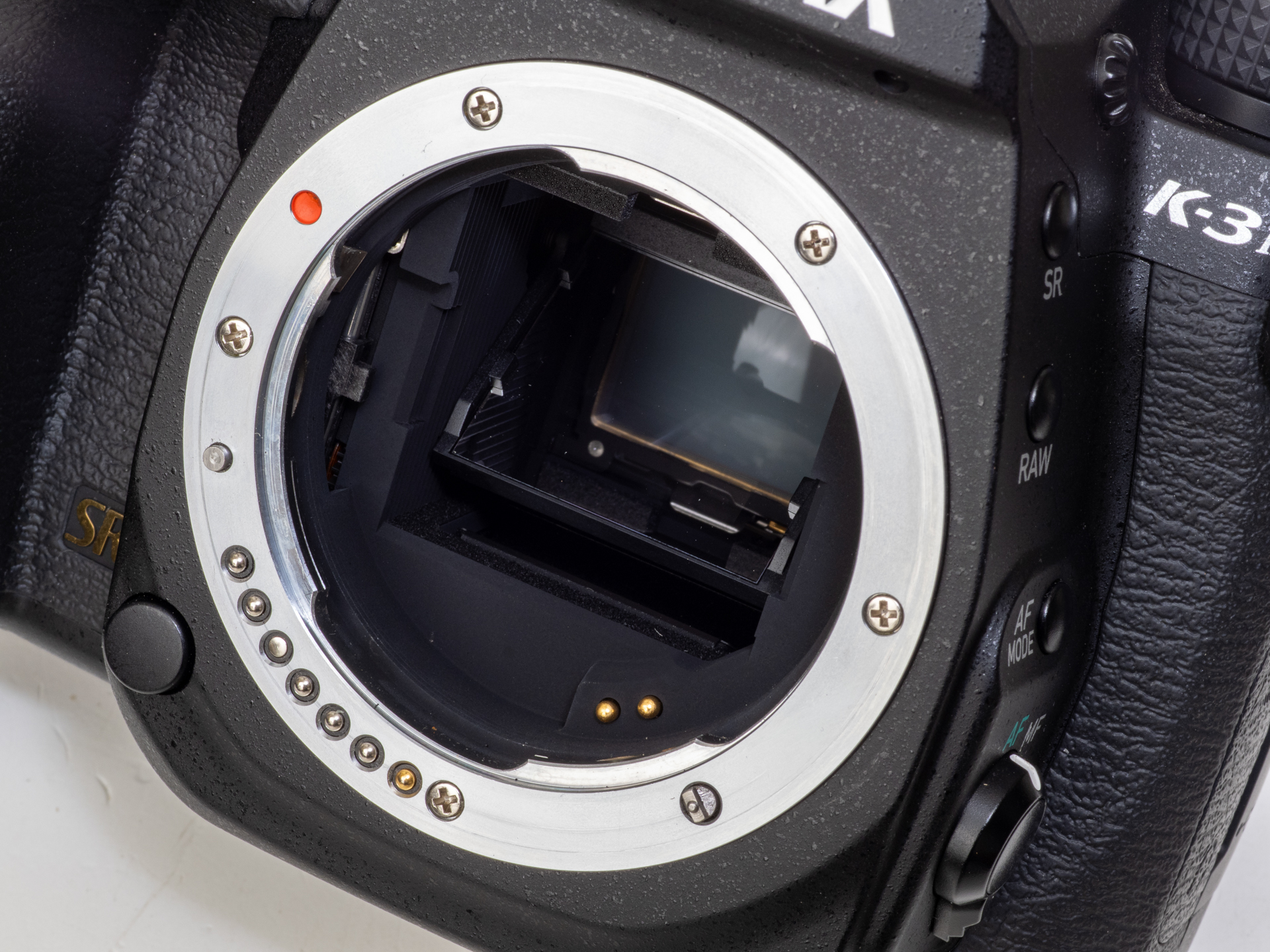 PENTAX K-3 Mark IIIのマウント部です。基本的な規格は言うまでもなくKマウントです。マウントの4時方向にボディ内AFモーター用のカップリングがあります。つまり、新旧すべての時代のKマウントAFレンズを装着しても、ポテンシャルを発揮させることができます。