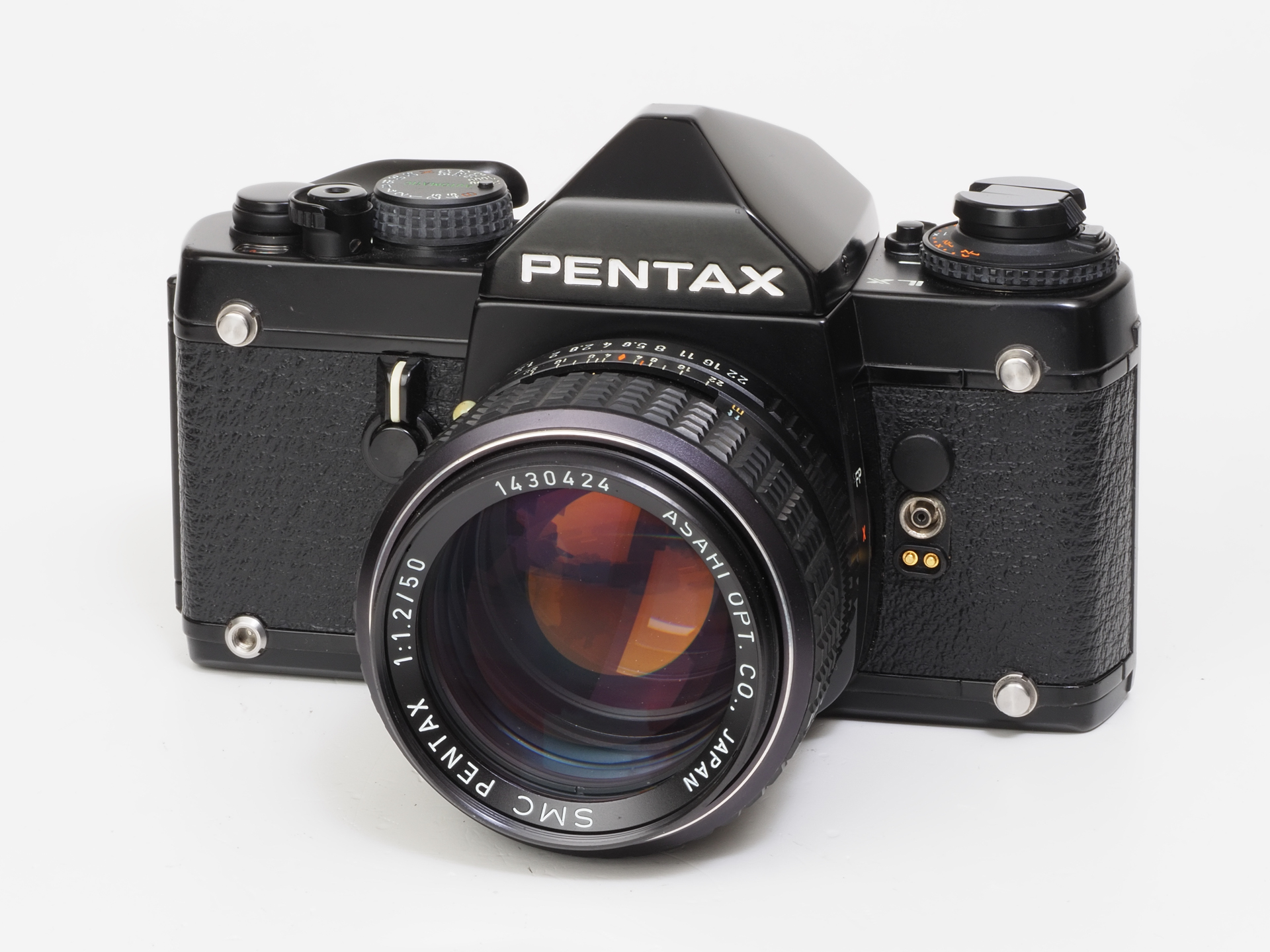 フィルムカメラ当時、PENTAXはフラッグシップを中判カメラであるとアナウンスしていました。今でいえばミドルクラスの一眼レフ路線をとっていたPENTAX初の35mm一眼レフのフラッグシップLXです。ニコンF3と並ぶロングセラー機でありました。