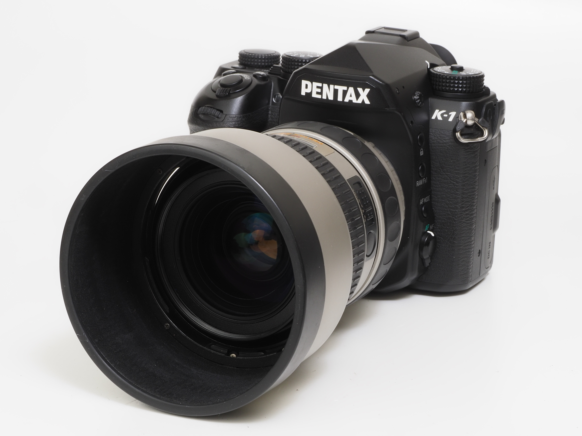 PENTAX K-1（II）です。お気に入りのsmc PENTAX FA★28-70mm F2.8 ALを装着しました。PENTAXのデジタル一眼レフでは唯一無二の35mmフルサイズセンサー搭載。すべてのKマウントレンズのすべてを余すことなく表現することができるというわけです。