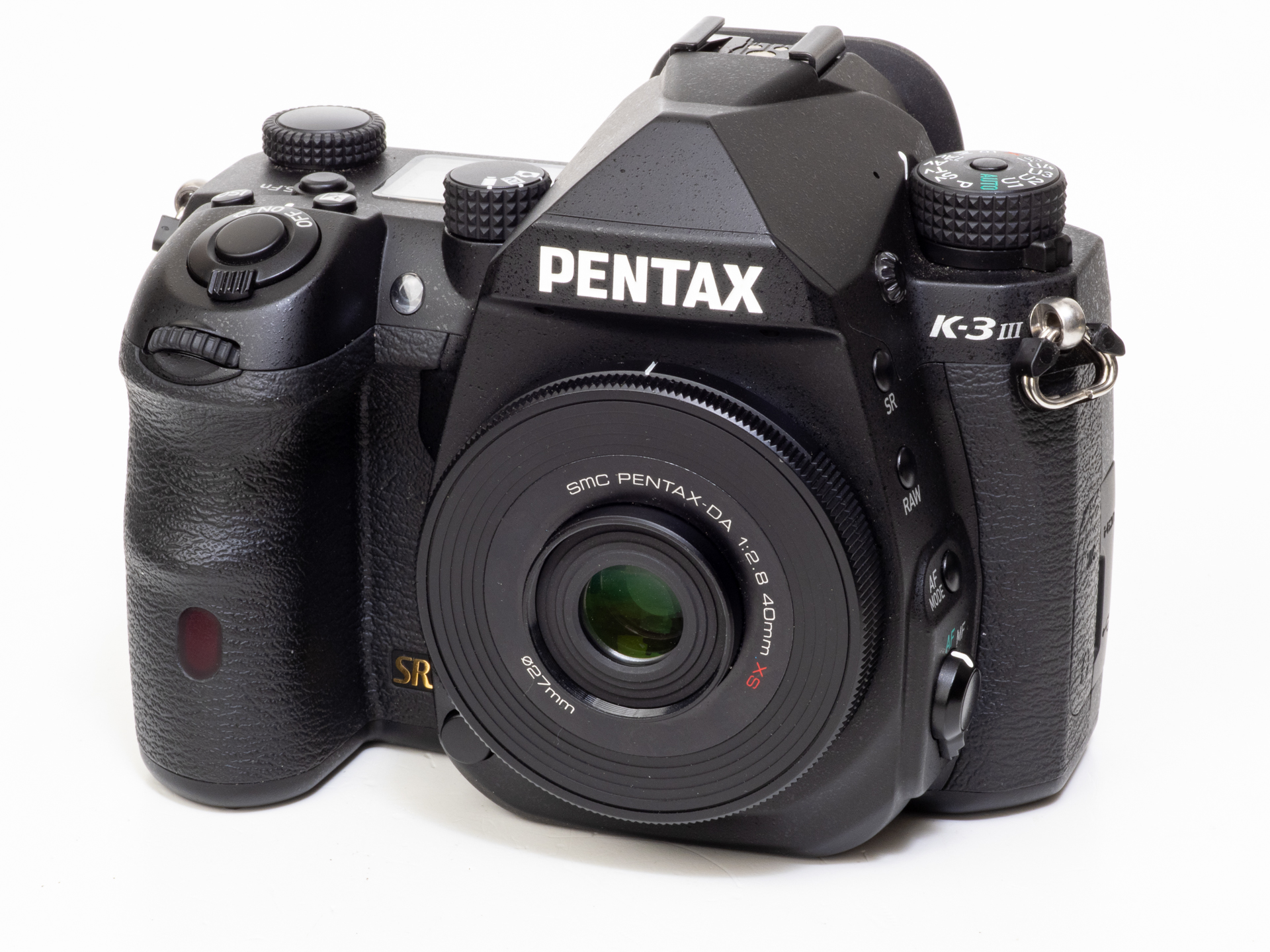 PENTAX K-3 Mark III。熱いペンタキシアンは本機を通称「サンサン」という愛称で呼んでいることを最近になって知りました。筆者もK-1より使用頻度は高いですね。軽量ですが、操作性、動作感触にも使いやすく、締まりのある作り込みでスピード感のあるモデルという印象であります。これでライブビュー撮影時に像面位相差AFを行うことができれば文句なしでした。ディスコンが惜しまれます。レンズはsmc PENTAX DA40mmF2.8 XS。PENTAX K-01と同じマーク・ニューソンデザイン。厚さ9.2mmという世界最薄の標準レンズです。