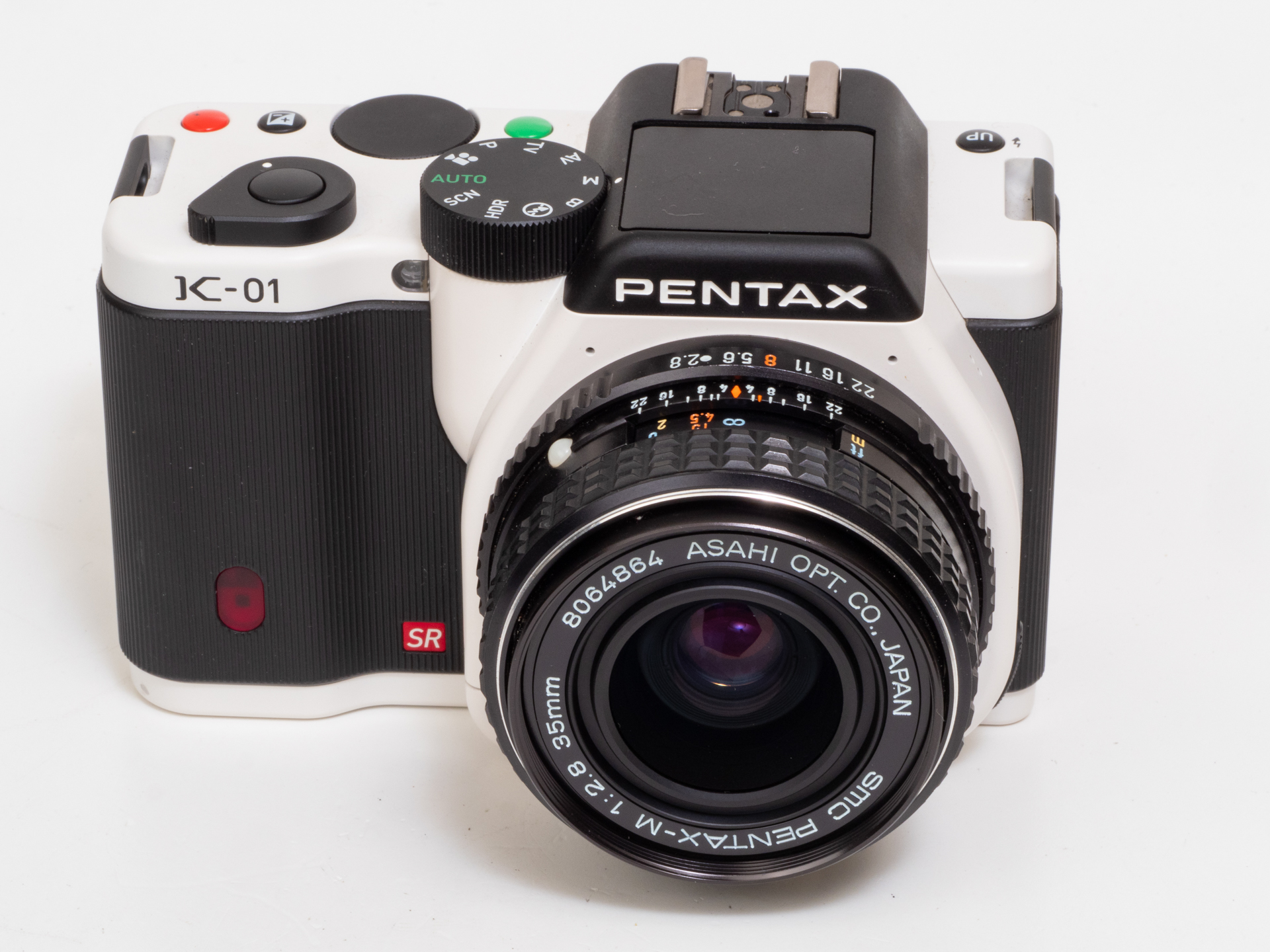 PENTAX K-01。すごく乱暴にいえば、一眼レフのK-5からミラーを取り外したらミラーレス機になるんじゃあないかという思想のもとに生まれてきています。フランジバックも一眼レフと同じ。ふところの深いマウント部をいまみると、なぜか遠い目になってしまいます。でもデザインはマーク・ニューソンでした。すごい！