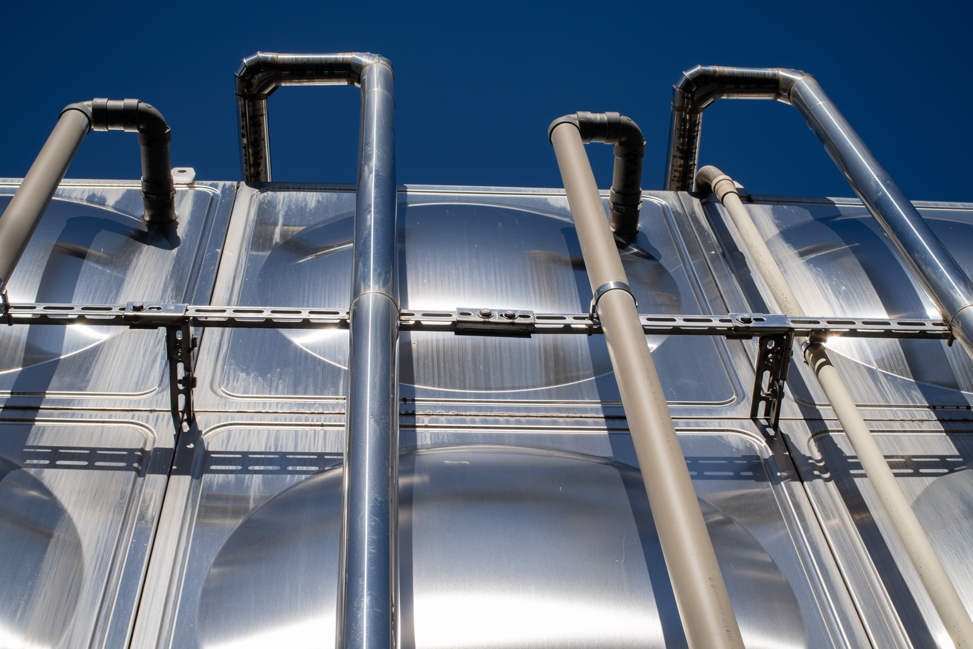 好きな配管を見つけました。ファインダーの中ではギラギラに感じましたが撮影したらよい感じの再現性でした。うれしい誤算です。<br><span class="fnt-85">PENTAX K-3 Mark III／smc PENTAX-FA 35mmF2AL／35mm（54mm相当）／絞り優先AE（1/400秒、F11、±0.0EV）／ISO 200</span>