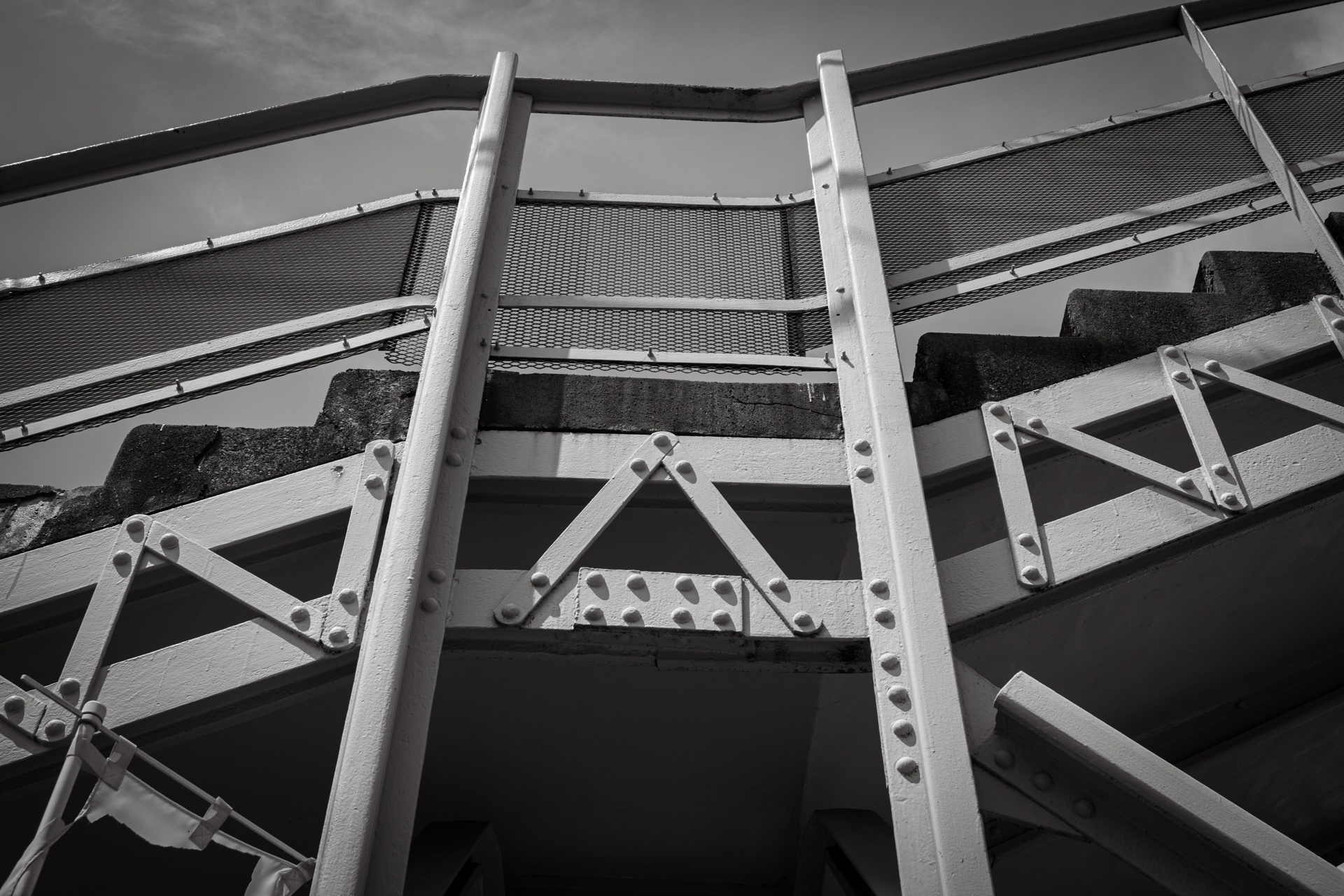 K-3 III Monochromeの階調再現はすっきりしているので好きですね。輪郭も細かい再現で気に入っております。<br><span class="fnt-85">PENTAX K-3 Mark III Monochrome／HD PENTAX-DA 20-40 mmF2.8-4ED Limited DC WR／26mm（40mm相当）／絞り優先AE（1/1,250秒、F8.0、−0.7EV）／ISO 400</span>