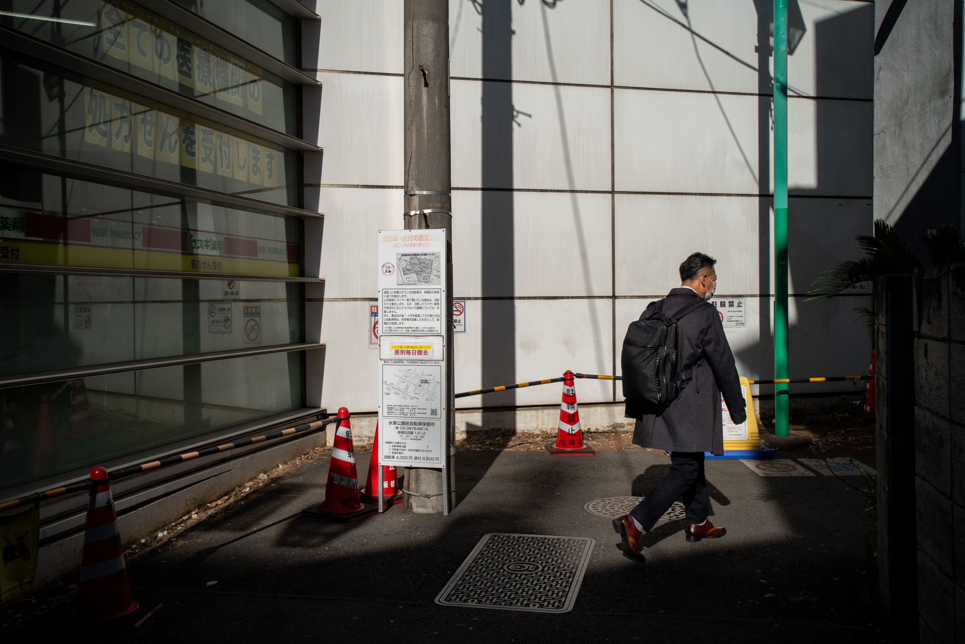 スポット光が当たったような路地裏の光景に惹かれます。明暗差が大きいのに自然に再現しているのはすばらしいですね。<br><span class="fnt-85">PENTAX K-1 Mark II／smc PENTAX-FA 24-90mm F3.5-4.5 AL[IF]／38mm／絞り優先AE（1/1,600秒、F11、−0.7EV）／ISO 400</span>