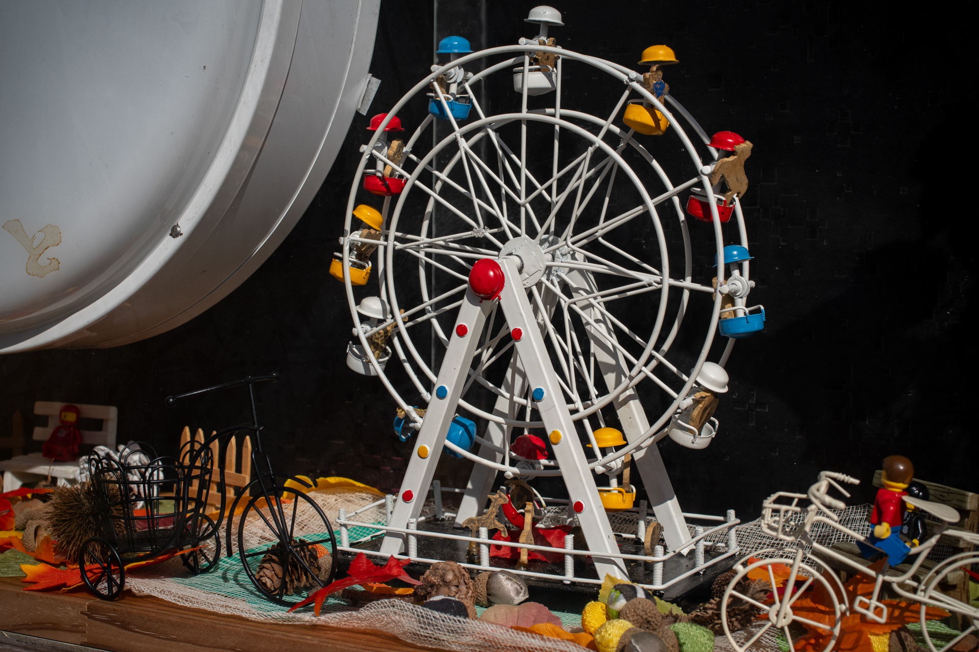 とある店のウィンドウディスプレイです。強い太陽光が当たっていましたが、よい感じで階調をつなぎます。<br><span class="fnt-85">PENTAX K-3 Mark III／smc PENTAX-FA 35mmF2AL／35mm（54mm相当）／プログラムAE（1/800秒、F9.0、−1EV）／ISO 200</span>