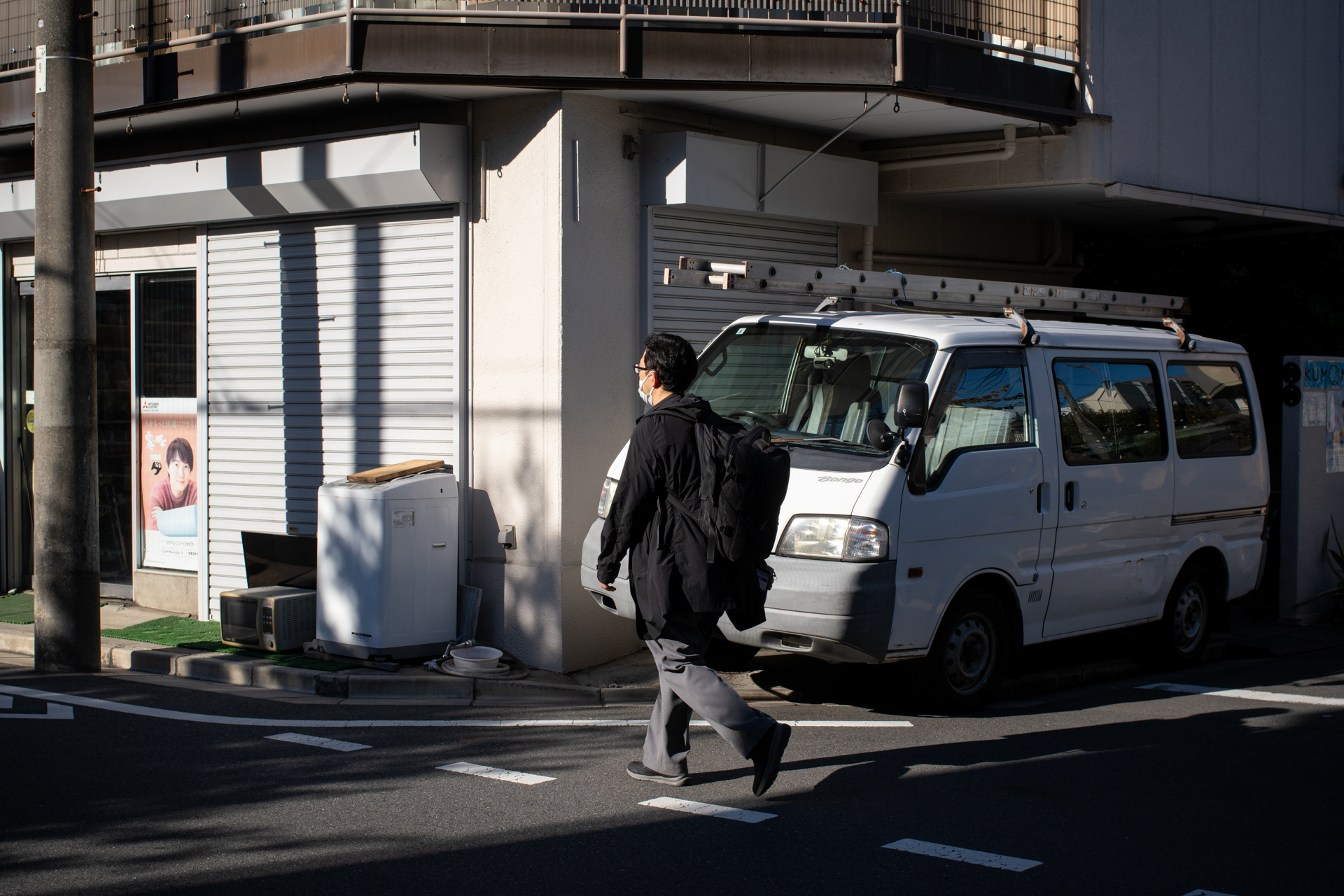 日常をどのように捉えるのかを考えて日夜歩いております。なんでもない日、バンザイというわけです。カメラは自然に情景を捉えます。<br><span class="fnt-85">PENTAX K-3 Mark III／smc PENTAX-FA 35mmF2AL／35mm（54mm相当）／絞り優先AE（1/1,000秒、F8.0、−1.3EV）／ISO 400</span>