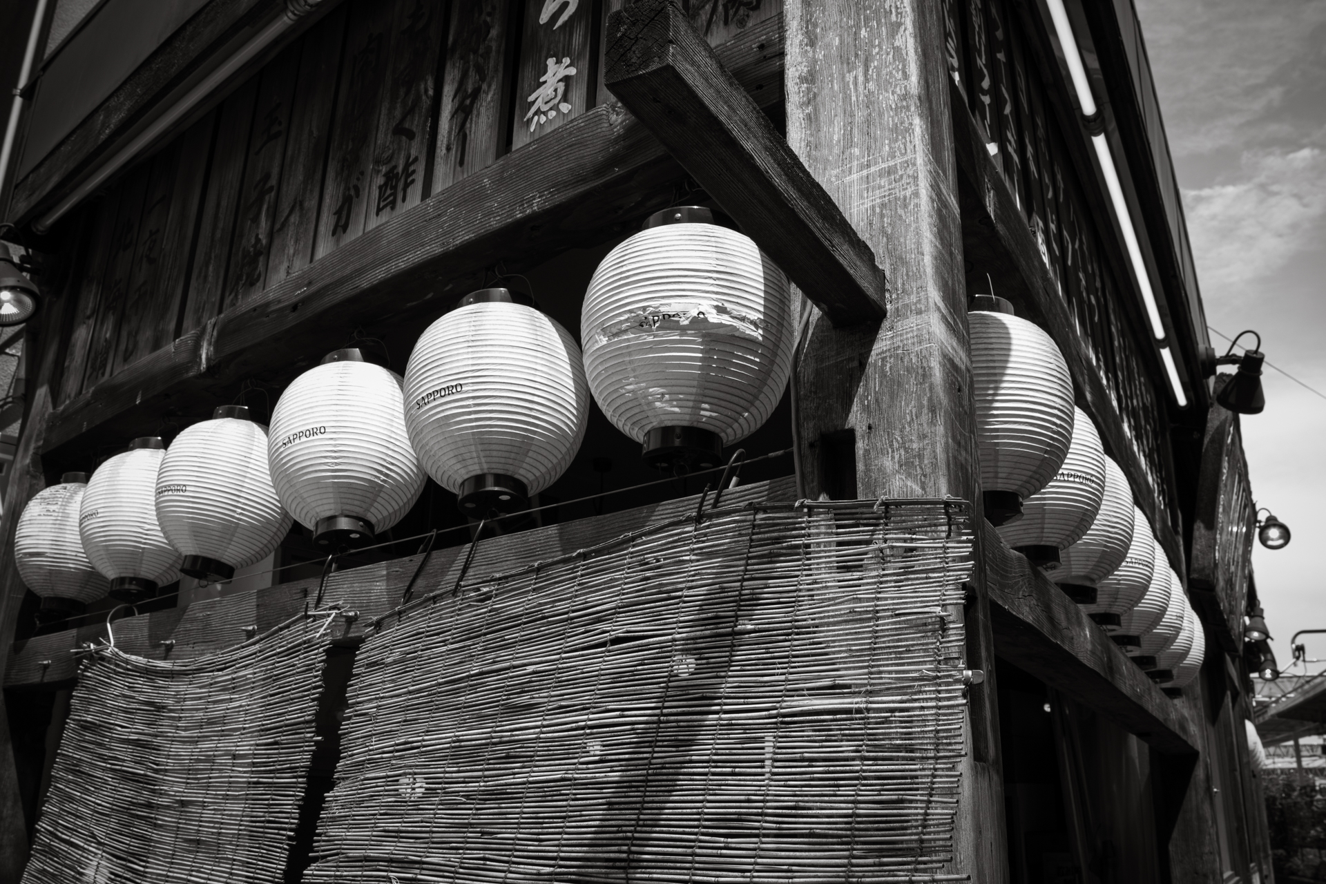 夏の乾いた景色です。コントラストが強烈ですが、よい感じに再現しました。ひと昔前の中判カメラみたいな細かな描写です。<br><span class="fnt-85">PENTAX K-3 Mark III Monochrome／HD PENTAX-DA 20-40 mmF2.8-4ED Limited DC WR／20mm（30mm相当）／絞り優先AE（1/200秒、F11、−0.3EV）／ISO 400</span>