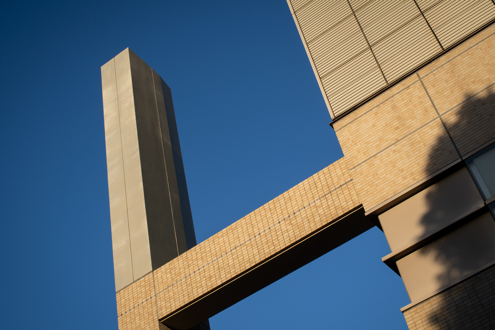 都市風景こそ、レンズのチカラが試されると信じています。さすが「隠れスターレンズ」と言われるだけのことはありますね。<br><span class="fnt-85">PENTAX K-3 Mark III／smc PENTAX-FA 35mmF2AL／35mm（54mm相当）／プログラムAE（1/200秒、F14、−0.3EV）／ISO 400</span>