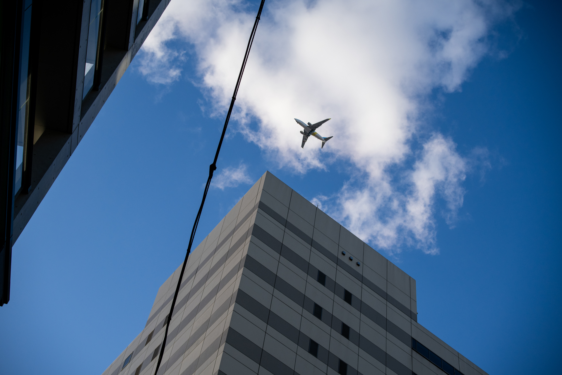 もう誰も気にしなくなった都心上空の飛行機。あいかわらず気がつけば撮影していますが、お気軽に撮影できていいと思うんですけど。<br><span class="fnt-85">PENTAX K-3 Mark III／HD PENTAX-DA 20-40mmF2.8-4ED Limited DC WR／40mm（61mm相当）／絞り優先AE（1/1,250秒、F7.1、−0.7EV）／ISO 400</span>