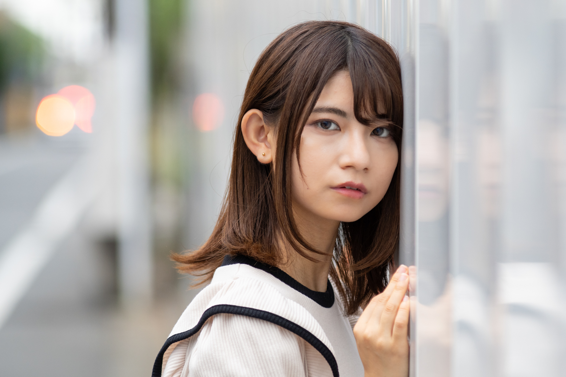 古いスターレンズの望遠ズームですが、軟らかい調子でよく写ります。ものすごく重たいことは我慢せねばなりません。モデル：ひぃな<br><span class="fnt-85">PENTAX K-3 Mark III／smc PENTAX-FA★80-200mmF2.8 ED[IF]／153mm（236mm相当）／絞り優先AE（1/125秒、F3.2、±0.0EV）／ISO 800</span>