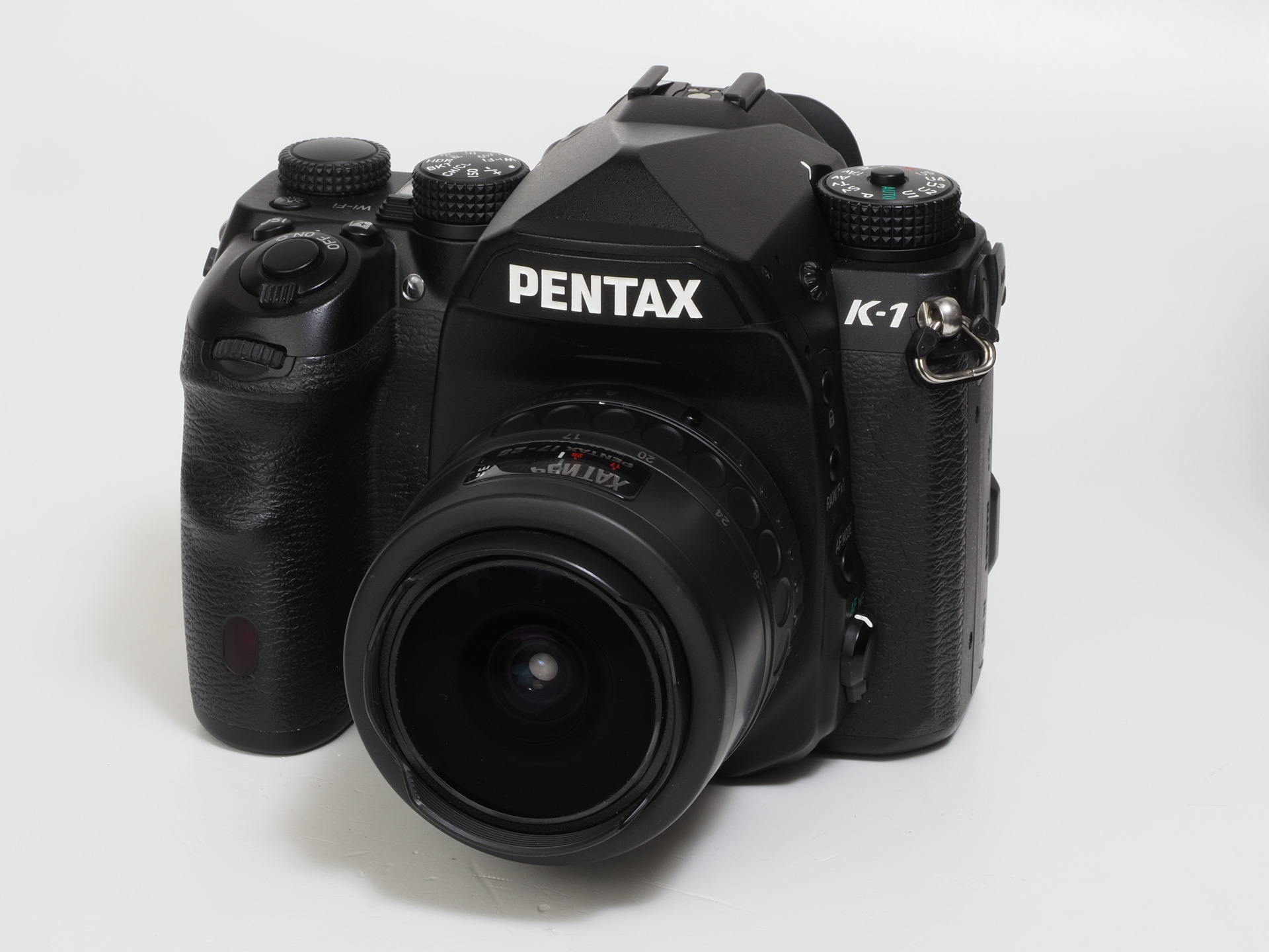 個性的なスペックのフィッシュアイズームなのですから、外観からも、もう少し特別感を演出しても良かろうと思うのですが、いたって地味です。17mmではほぼ対角線魚眼ですが、テレ端側の28mmは単に歪曲が大きな広角レンズという印象で使い方が難しいのです。