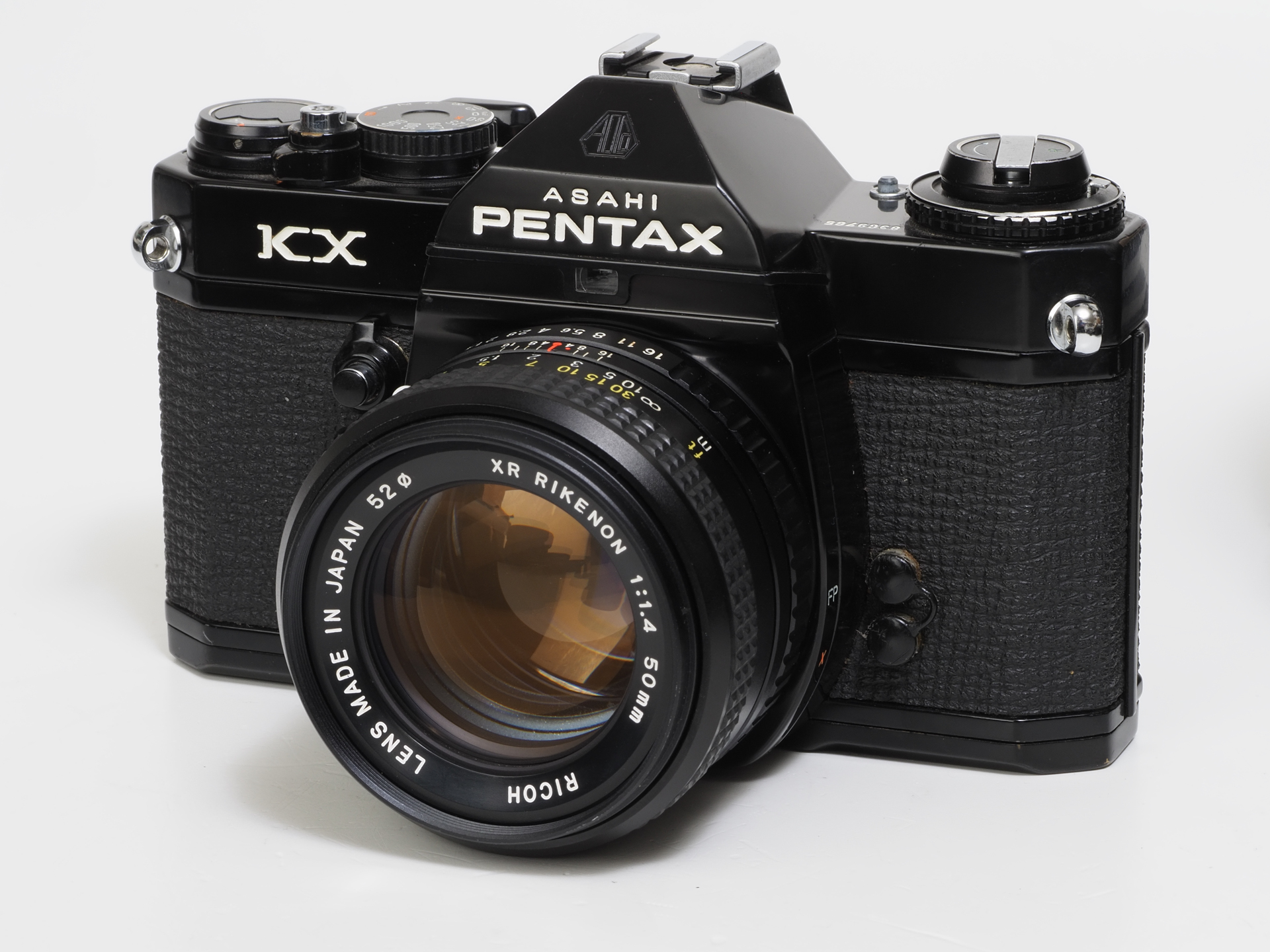 当時のリコー一眼レフもKマウント規格を採用しました。従ってPENTAXとカメラ、レンズの相互乗り入れが可能です。ここではPENTAX KXにXRリケノン50mm F1.4を装着してみました。今のマイクロフォーサーズとか、Lマウントアライアンスみたいですね。他にはコシナとかトプコンの一部の一眼レフカメラもKマウントを採用しています。ただ、当時のPENTAXはPモード対応のKAマウントの規格を他メーカーに開示していないのでリコーの一眼レフカメラでは独自の制御でPモードを実現しました。