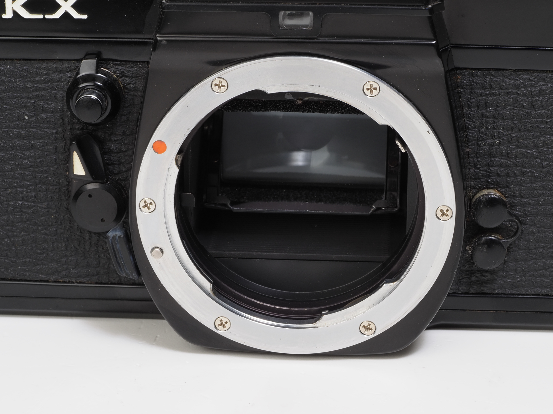 1975年発売のPENTAX KXのマウントをみてみます。いたってシンプルですが、開放測光はマスト、AEも容易にするために考えられていたと思います。