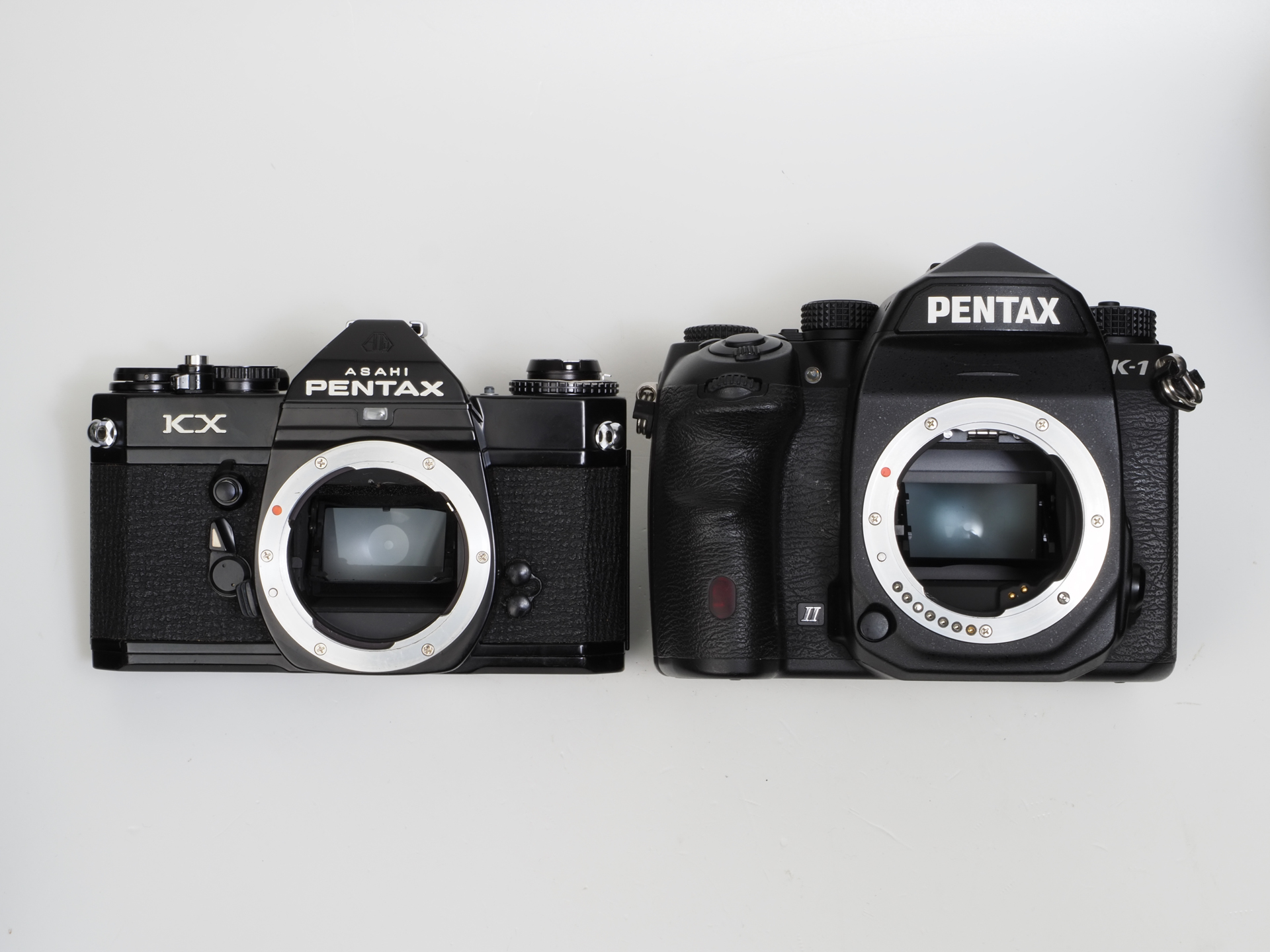 PENTAX KXとPENTAX K-1を並べてみます。「Kマウント今昔」であります。この半世紀、プログラムAEへの対応やパワーズーム、AF化という機能の発展があり、その都度電気接点やAFカプラーが増えてゆきますが、Kマウントの基本形状は変えていません。ただ、KXのマウントの2時方向にある絞り連動レバーがK-1のマウントでは省略されています。このためK-1ではAモードを使用できないのです。