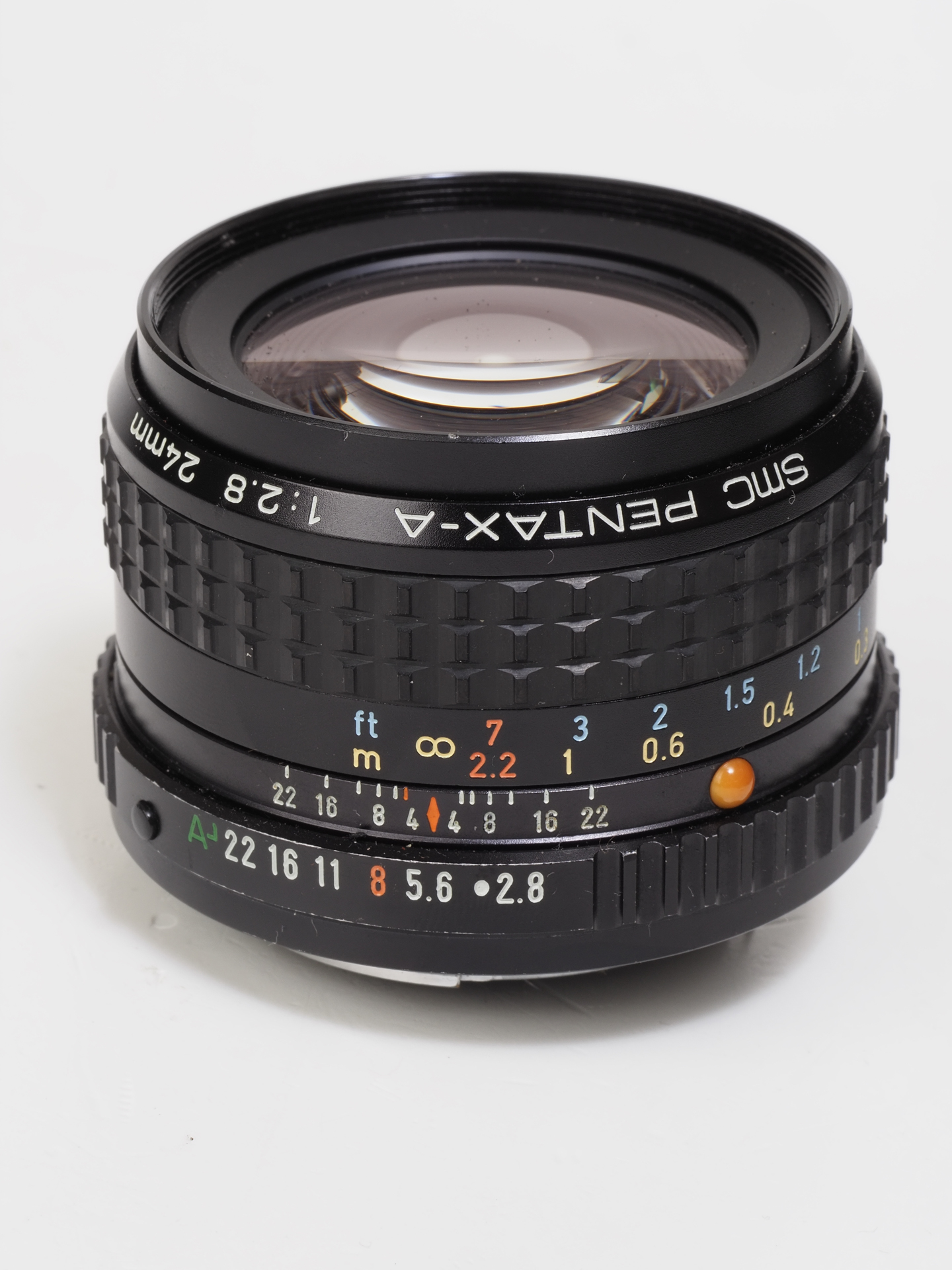smc PENTAX A24mmF2.8の外観です。絞り環に新たに「A」ポジションが加わりました。筆者はPENTAXがAF化した時よりも、PENTAX SuperA登場と同時に行われたKAマウントへの改変の方が重要ではないかと考えています。多くのカメラメーカーはPやSモード対応のために瞬間絞り込み測光によって、絞りの運動誤差を吸収しようと考えましたが、往時のPENTAXはP(プログラムAE)モードやS(シャッタースピード優先AE)モードに真面目に対応するため電子接点を付加し、ボディ側から正確に絞りをコントロールできるようにメカも改良したのです。