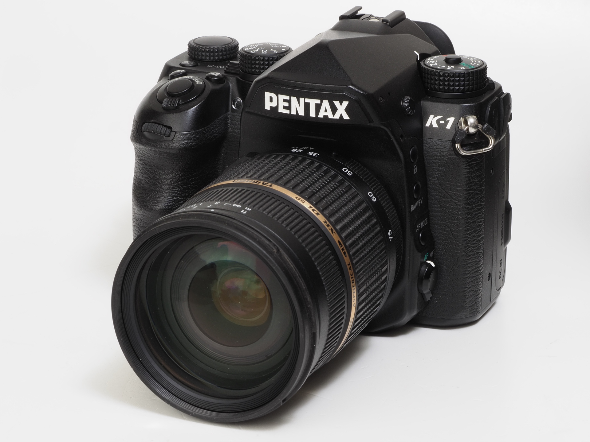 SP AF 28–75mm F/2.8 XR Di LD Aspherical [IF] Macro（Model A09）を装着してみます。2003年登場ですが軽量で写りの良いレンズです。Kマウントの規格の開放は、レンズメーカーにとっては福音だったはずですが、現在Kマウント互換の交換レンズを現行品で発売している国内のレンズメーカーはないようです。この理由は…。言わないでおきますけど、PENTAXユーザーにとっては面白くないですね。ちなみにレンズメーカーのKマウント互換レンズは中古市場でも人気がなく、恐ろしく廉価に購入することができます。