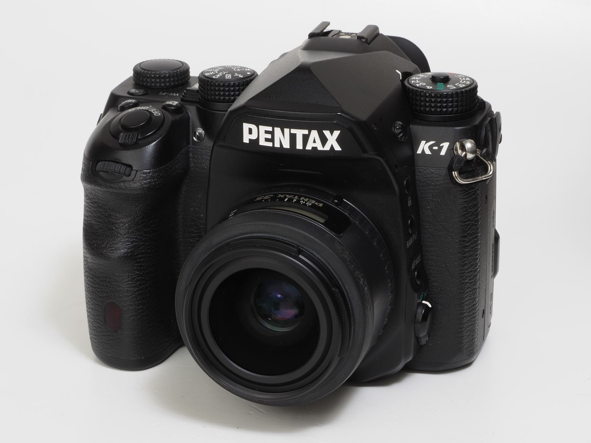 現在はHDコーティングに改良された後継レンズがあります。いずれも素晴らしくよく写るレンズで標準ズームと焦点距離が重複しても揃えたいレンズです。