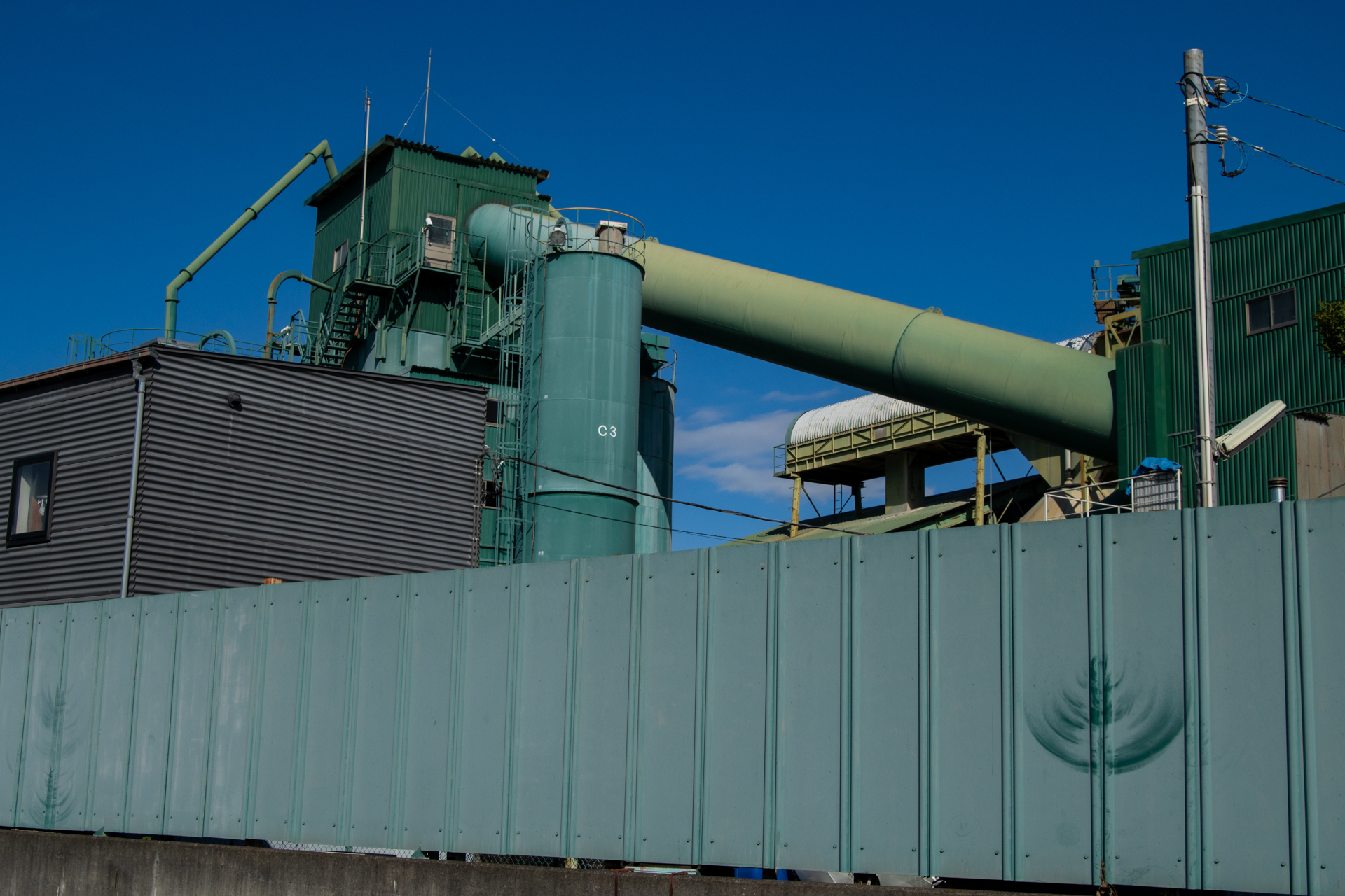 開放Fナンバーの明るいズームレンズを装着すると当たり前のようにファインダーが明るくなりますからそこに喜びがあるわけです、こうした単純な喜びが撮影のモチベーションの向上に繋がるということです。<br>PENTAX K-3 Mark III／SP AF 28–75mm F/2.8 XR Di LD Aspherical [IF] Macro（Model A09）／28mm（43mm相当）／マニュアル露出（1/1,250秒、F10）／ISO 400|@@