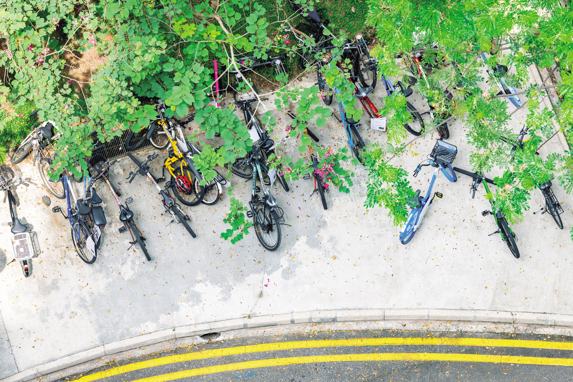 高層階から駐輪場を見下ろす。RF100-400mm F5.6-8 IS USMは超望遠ズームながらコンパクト。EOS R6 Mark IIIとの相性も良く、スナップ撮影でも重宝した<br><span class="fnt-85">キヤノン EOS R6 Mark III／RF100-400mm F5.6-8 IS USM／225mm／マニュアル露出（F10、1/160秒）／ISO 500／WB：オート</span>