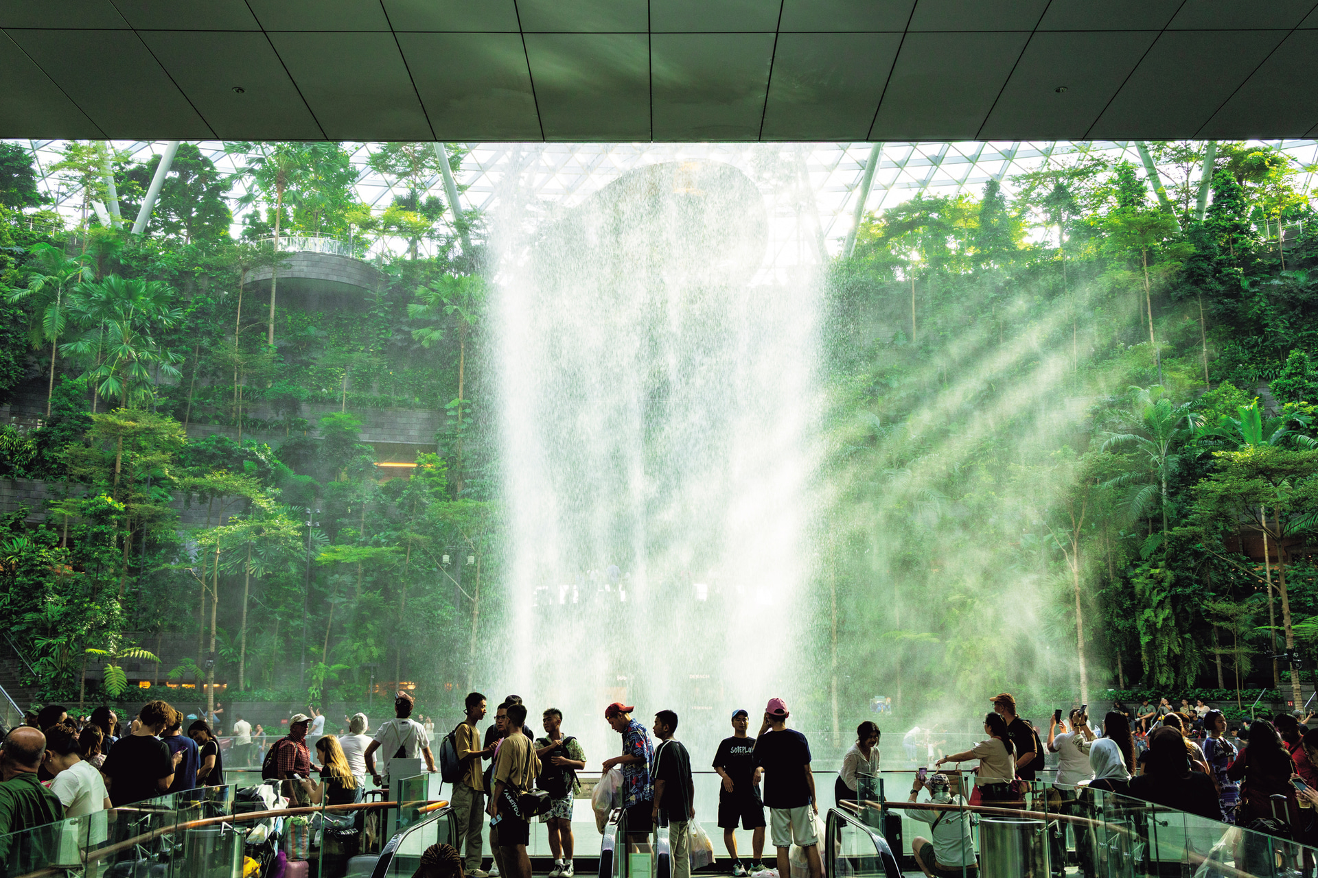 到着直後の空港で出合った光景。流れ落ちる滝に光が差し込んでいた。明暗差のある難しいシーンだったが、暗部もつぶれることなく描き出してくれた<br><span class="fnt-85">キヤノン EOS R6 Mark III／RF24-105mm F4 L IS USM／35mm／マニュアル露出（F7.1、1/200秒）／ISO 500／WB：オート</span>