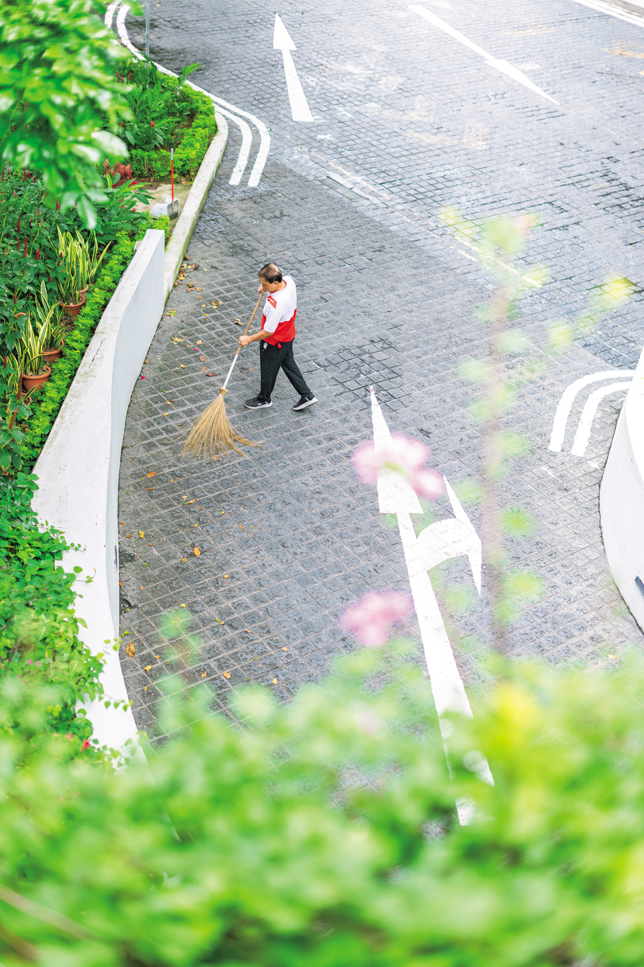 歩道橋から下を眺めると、清掃をしている人物が気になった。45mmは近過ぎず、遠過ぎずの私にとってちょうど良い距離感<br><span class="fnt-85">キヤノン EOS R6 Mark III／RF45mm F1.2 STM／45mm／マニュアル露出（F1.8、1/320秒）／ISO 125／WB：オート</span>