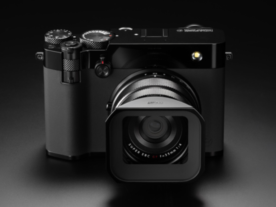 新素材を採用。マットな質感ながらも微細な凹凸を併せ持つ