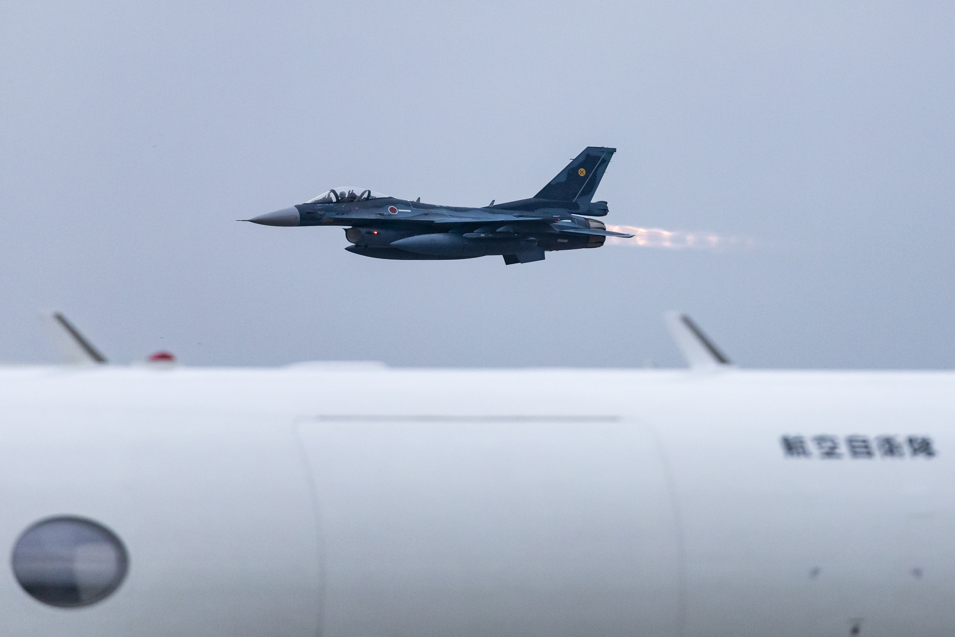 オープニングフライトの離陸から迫力ある姿を見せてくれます。地上展示機を入れて撮影すると低さや迫力が伝わる写真になります<br>（撮影：2019年　築城基地航空祭）キヤノン EOS 6D Mark II／EF100-400mm F4.5-5.6L IS II USM／400mm／絞り優先AE（1/1,600秒、F6.3）／ISO 2500