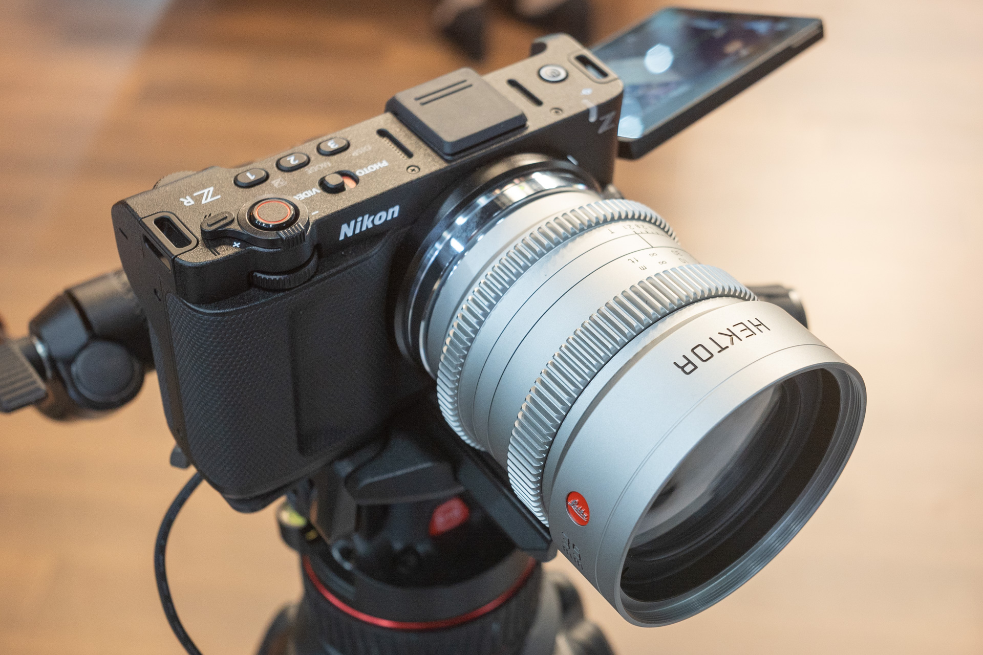 ライツのシネマレンズ「HEKTOR」が付いたZRの姿も