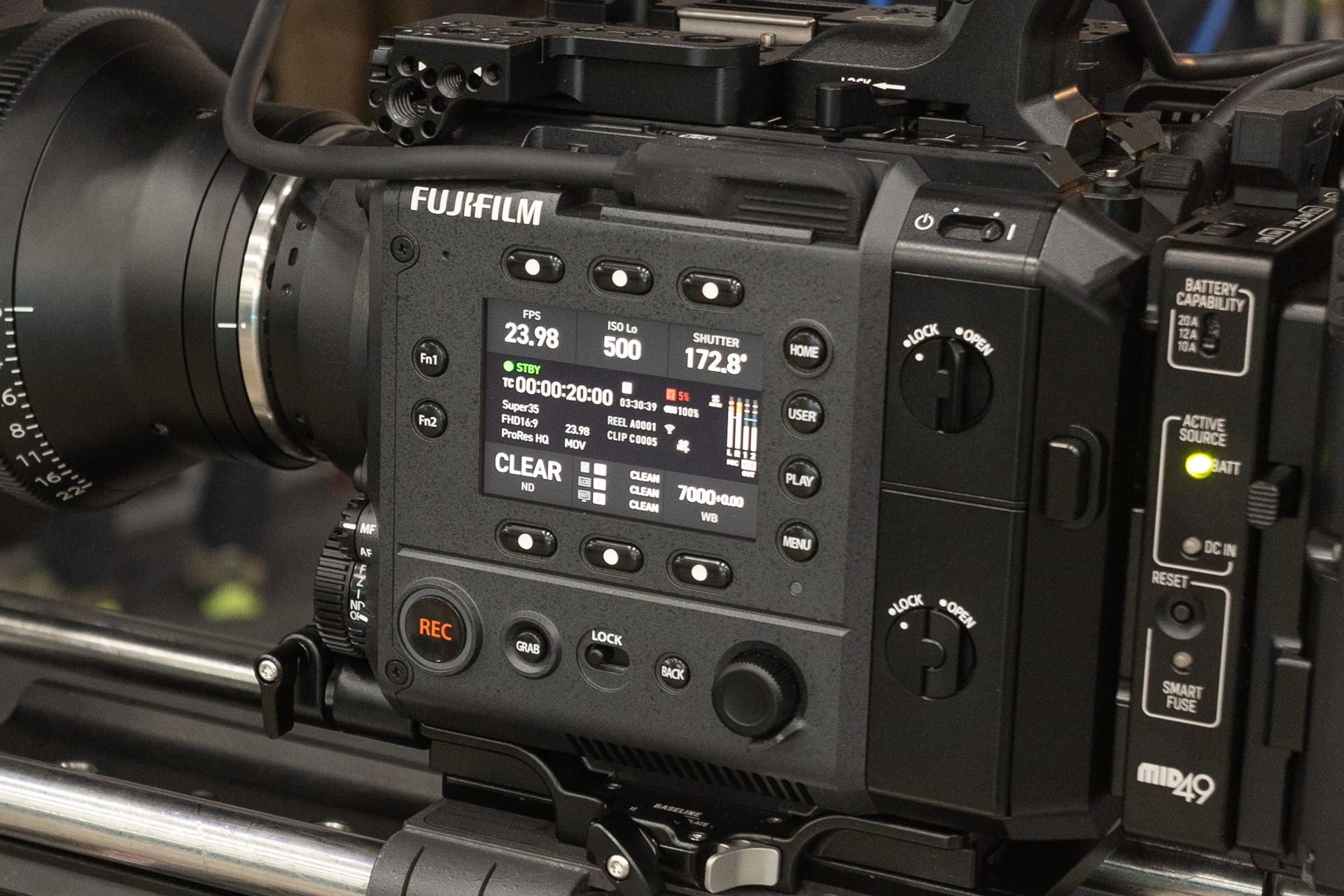 本体の両側にステータスモニターを装備している