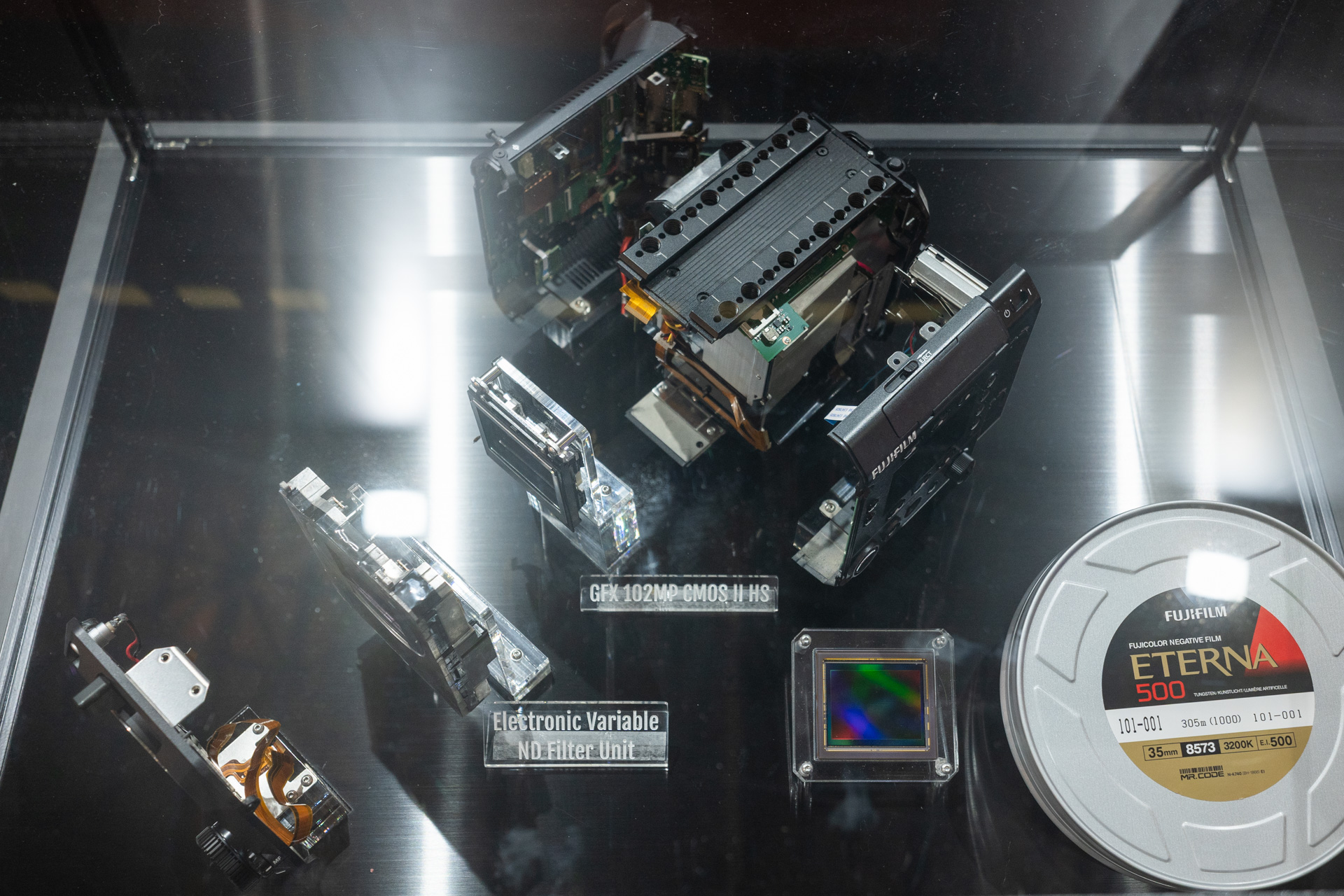 分解モデル。GFXシリーズとは異なる部分も多く、ほとんど作り直したそうだ