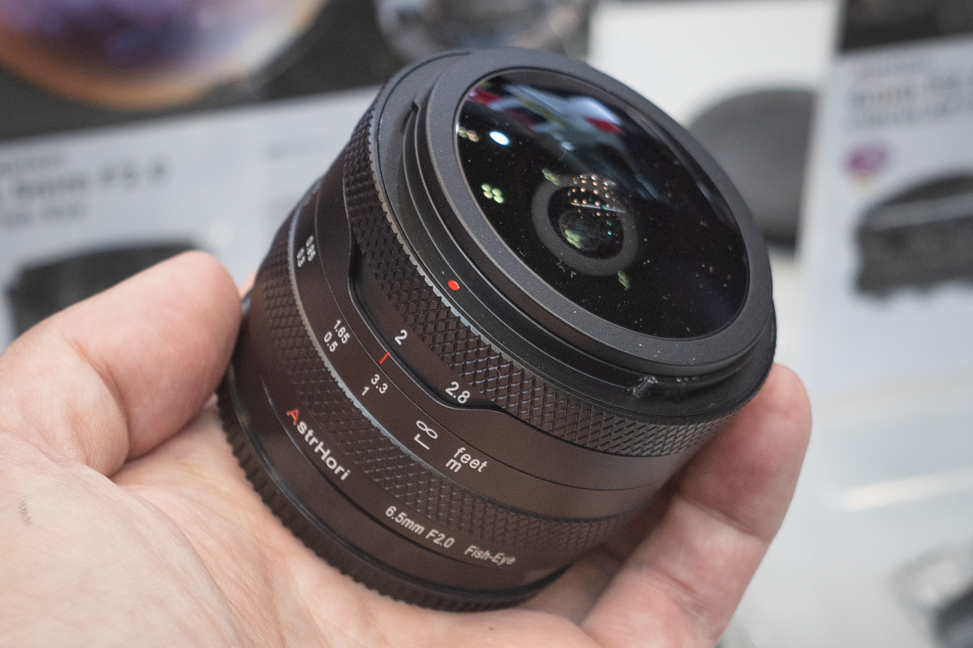6.5mm F2となるAPS-C対応版も