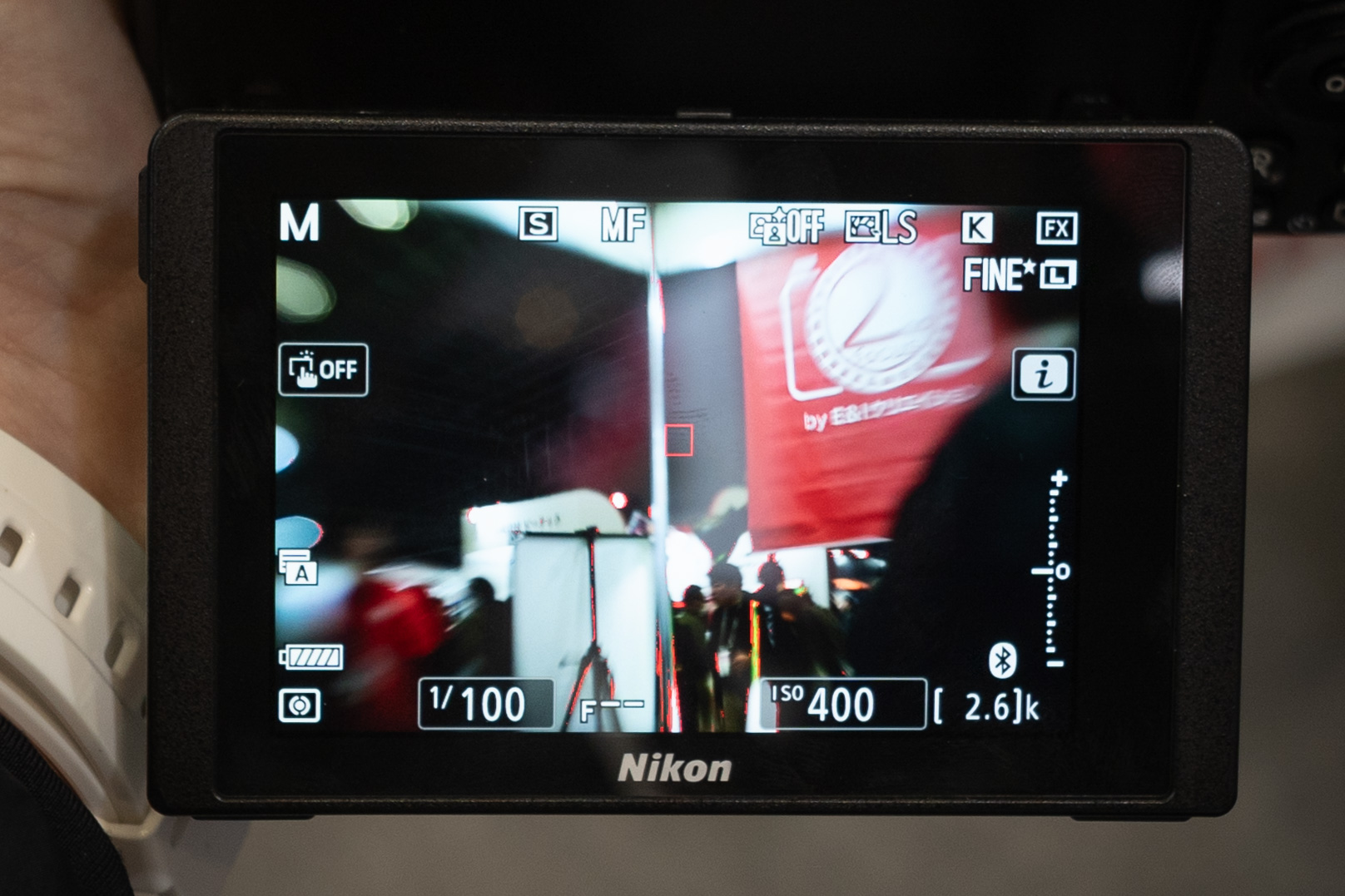 画面周囲の像が流れているのがわかる