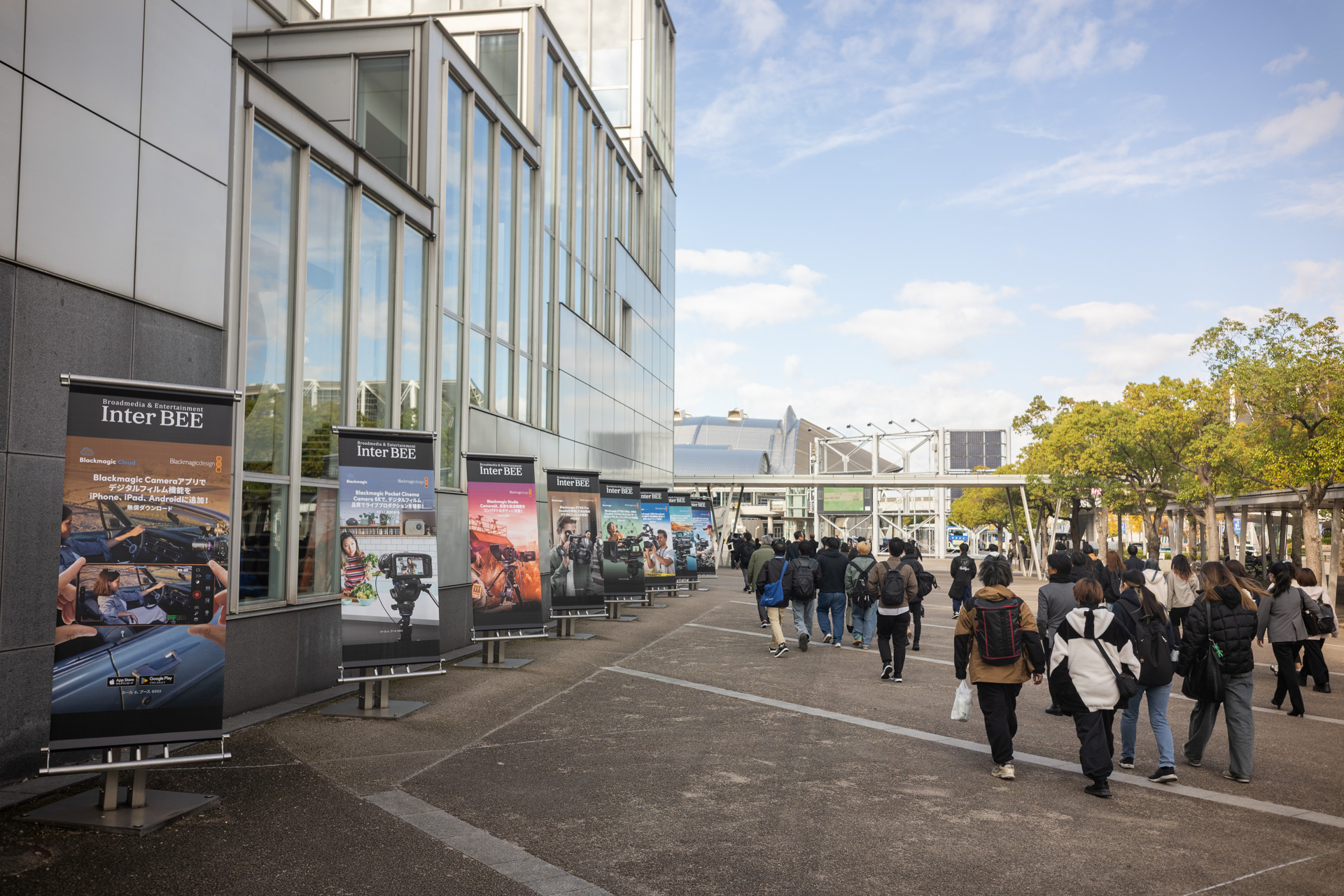 会場に向かう来場者