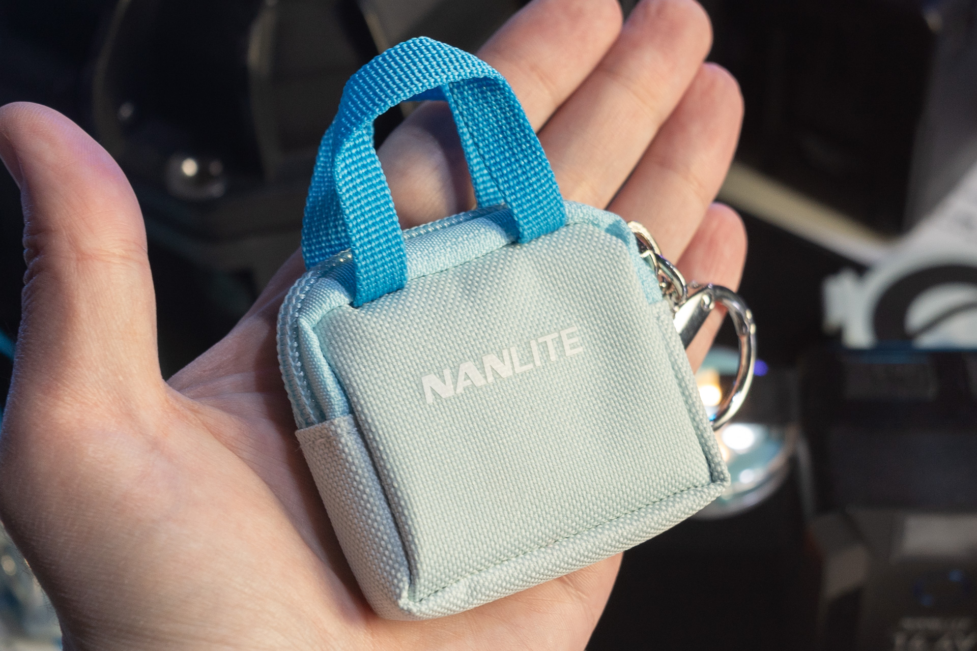 収納ケースもミニバッグの形でかわいいデザインだ