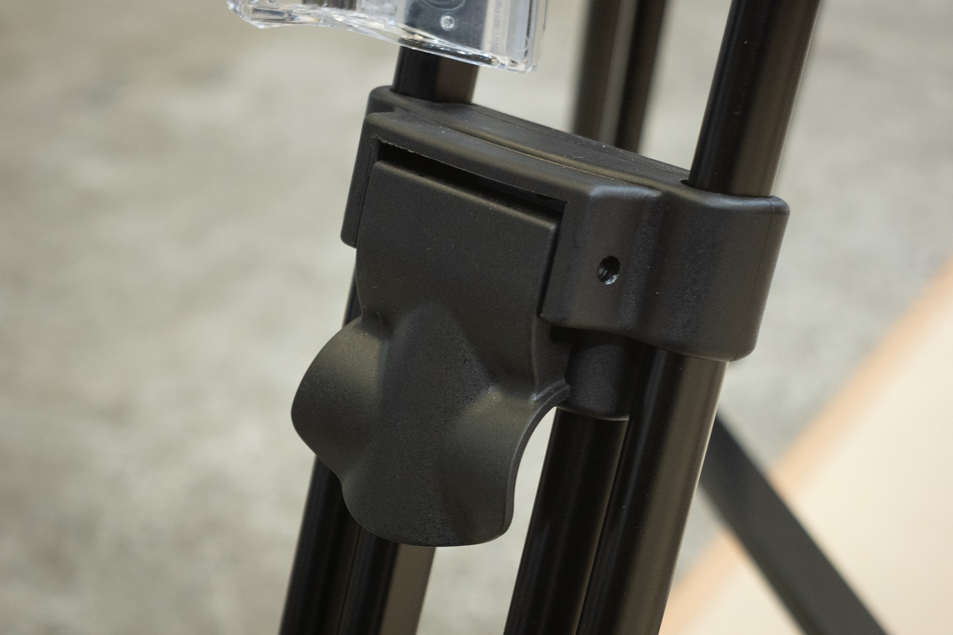 ロックレバーは指がかかりやすい形状に改善された