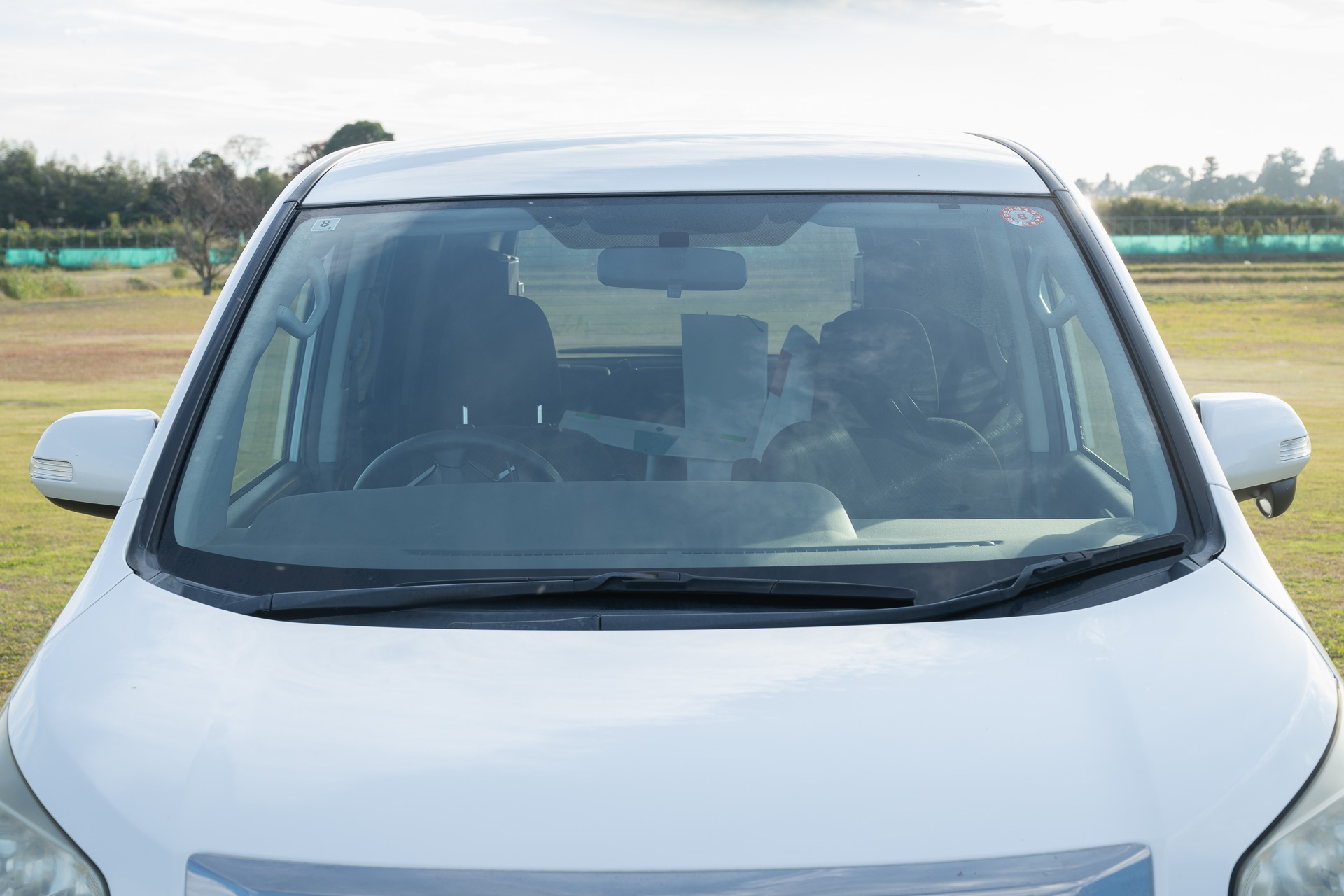 フロントガラスには空が映り、車内は見えにくい