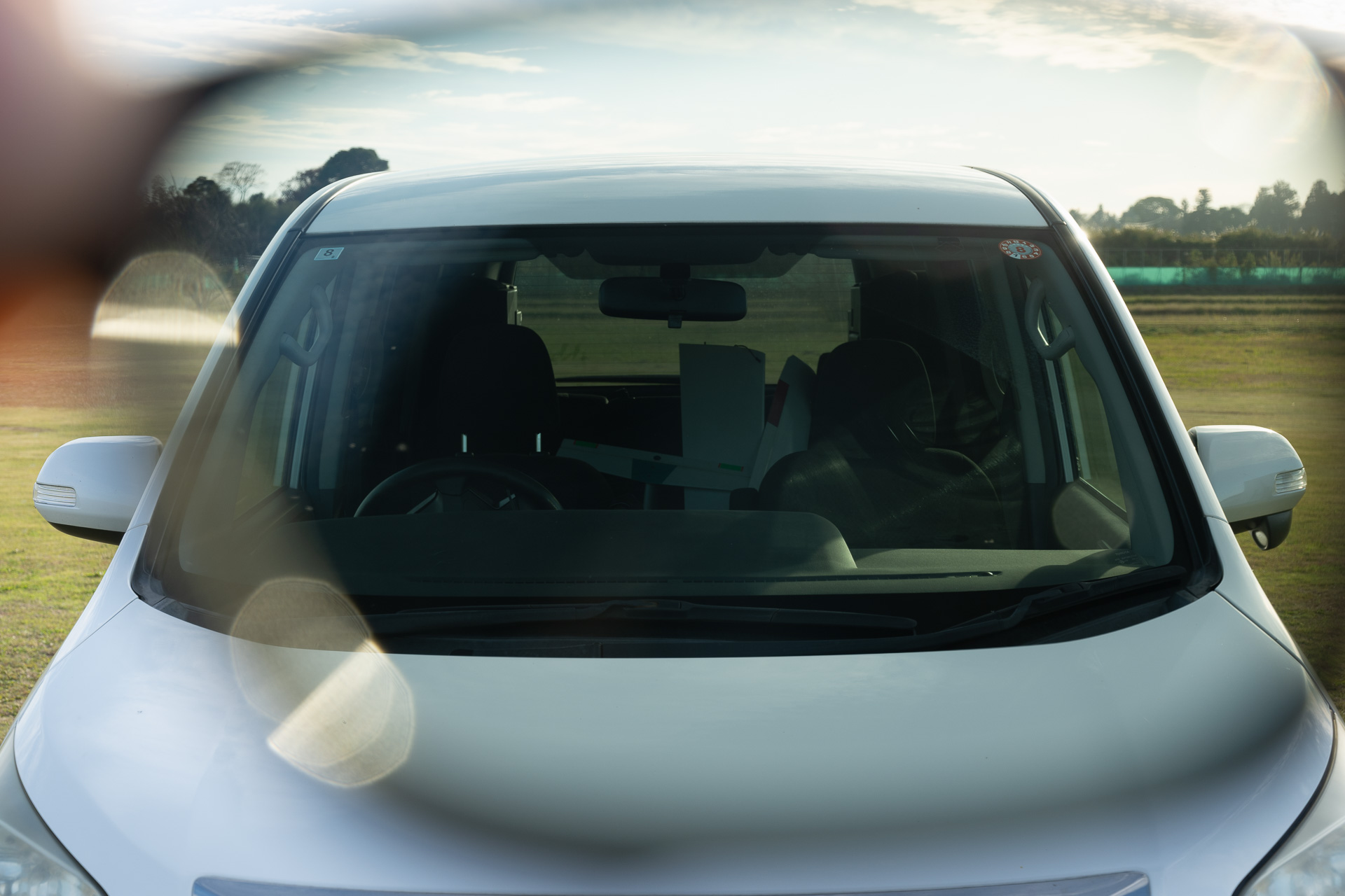 偏光サングラスを使うと車内がよく見える