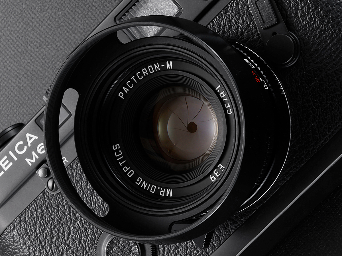 ピアノブラック塗装専用のレンズフードを装着した状態